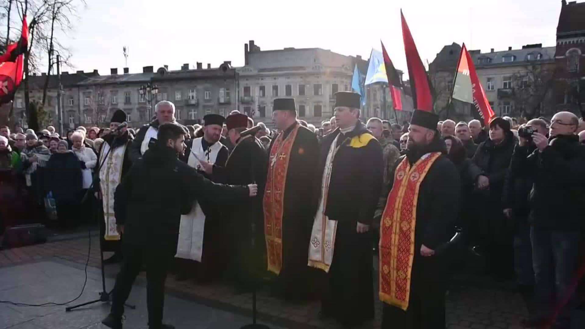 Cientos de ucranianos conmemoran el 116 aniversario de Stepan Bandera en Leópolis