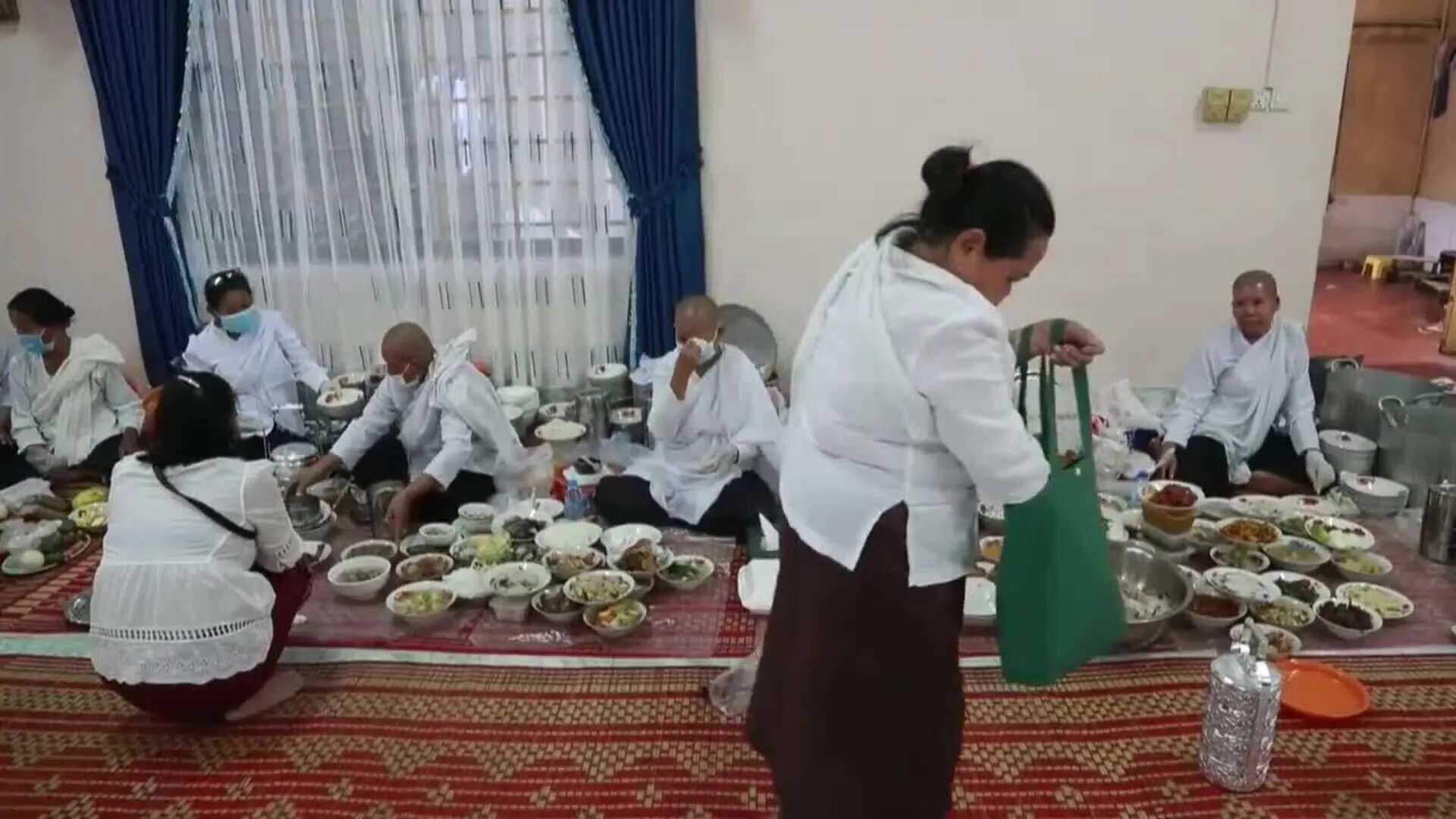 Camboyanos celebran el Pchum Ben para conmemorar a sus familiares difuntos