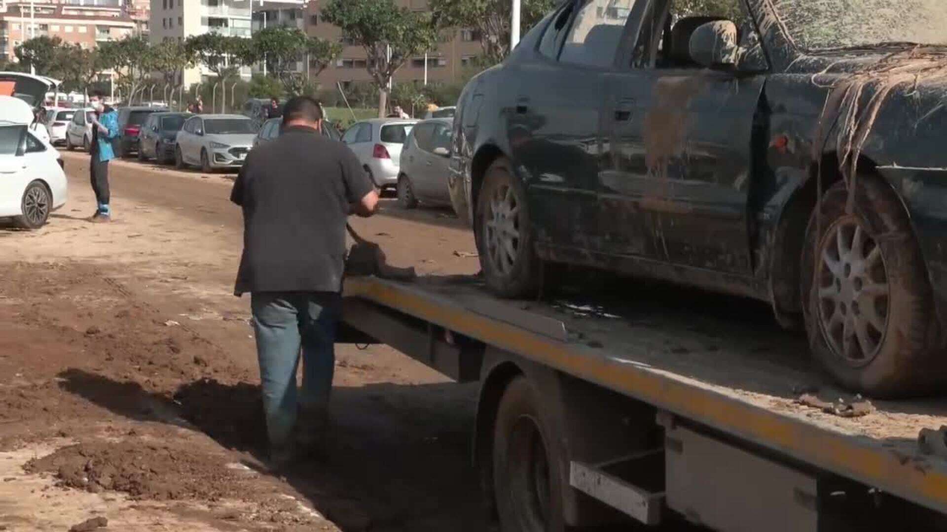 Voluntarios de varias comunidades autónomas colaboran retirando vehículos en Catarroja