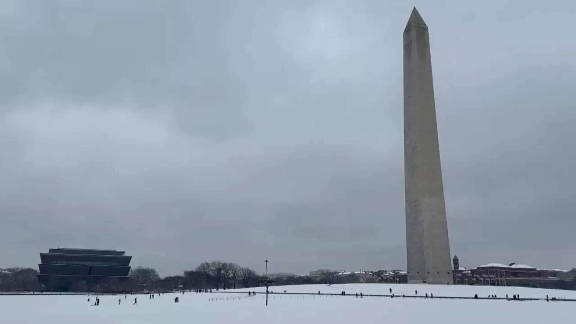 La nieve se acumula en Washington mientras una gran tormenta invernal golpea EE.UU.