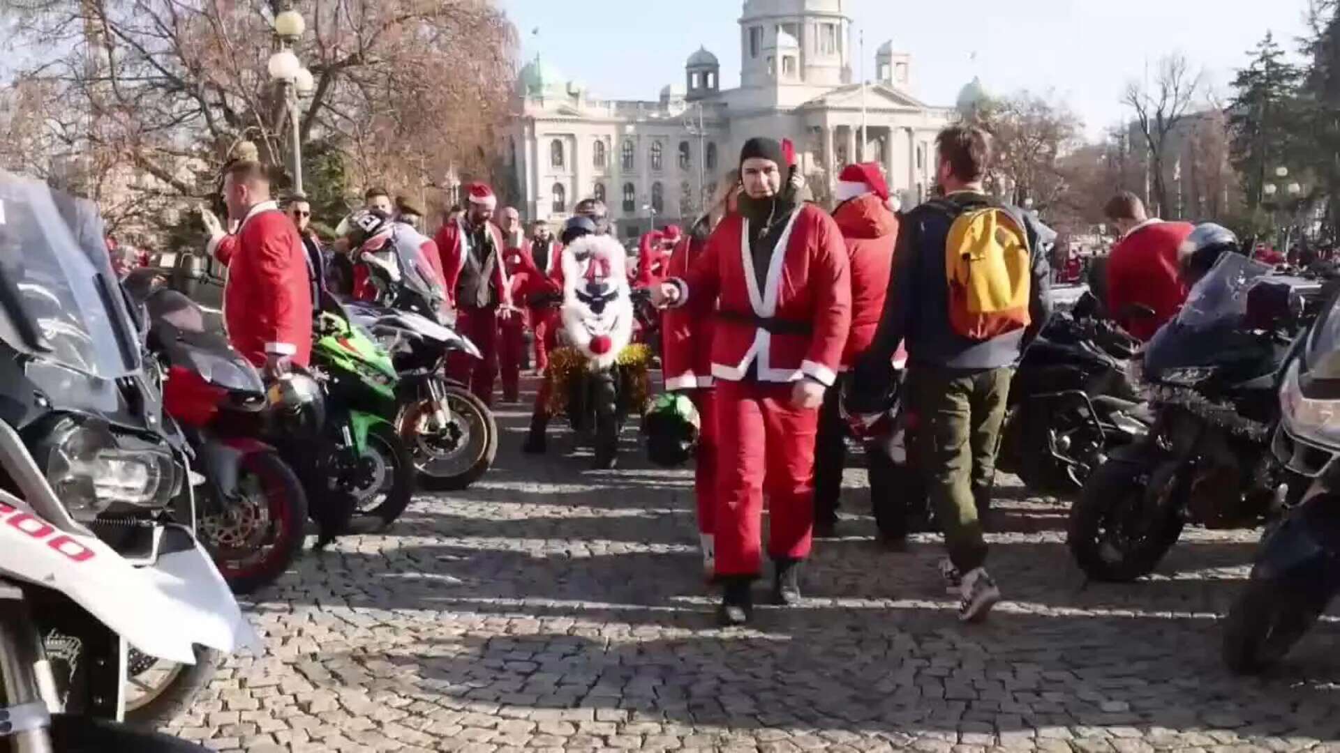 Motociclistas vestidos de Papá Noel entregan regalos a niños en Belgrado