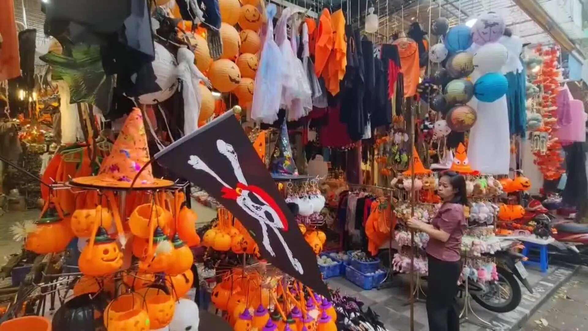 Vendedores en Vietnam preparan sus tiendas con adornos de Halloween