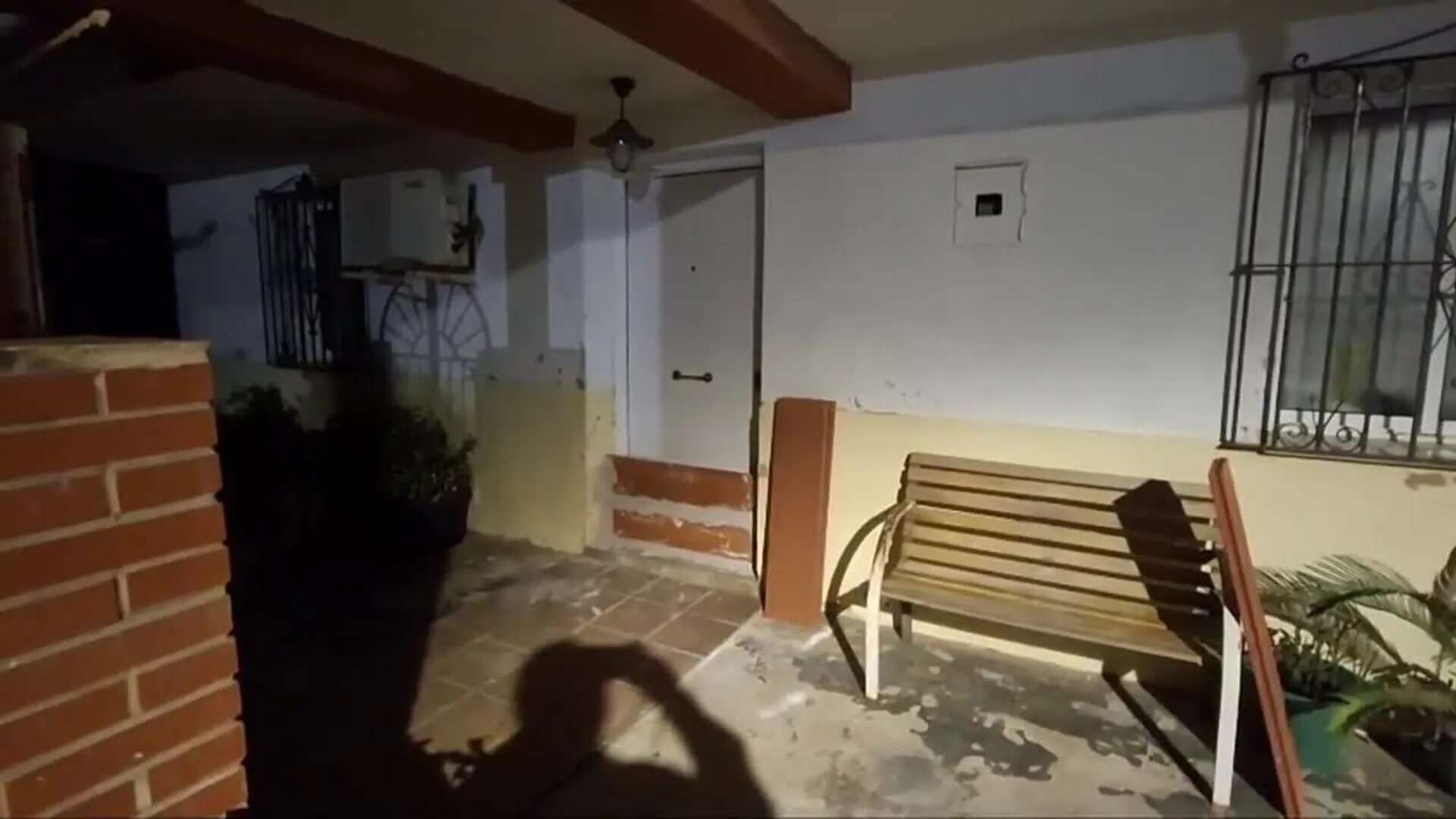 Vecinos tapian las puertas de sus casas para evitar inundaciones del río Guadalhorce en Málaga