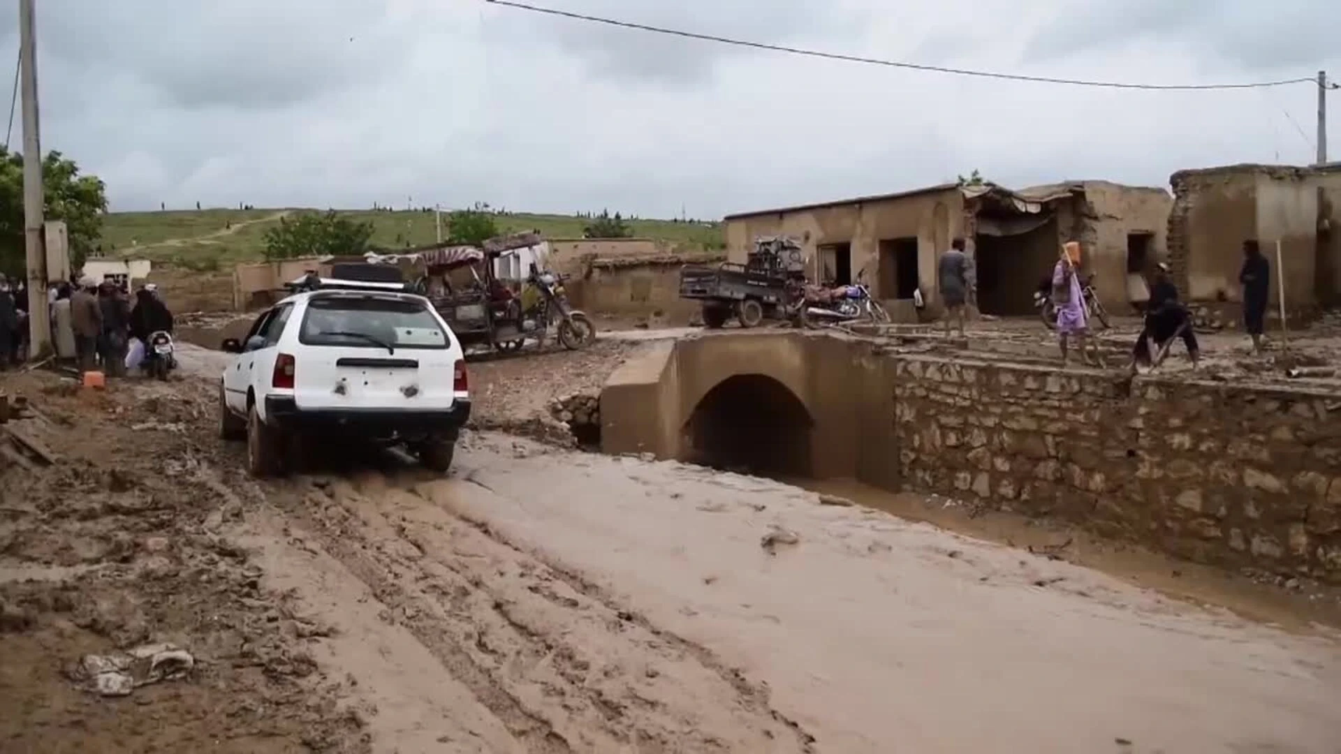 Personas intentan rescatar sus pertenencias en Baghlan tras inundaciones que dejan ya al menos 300 muertos