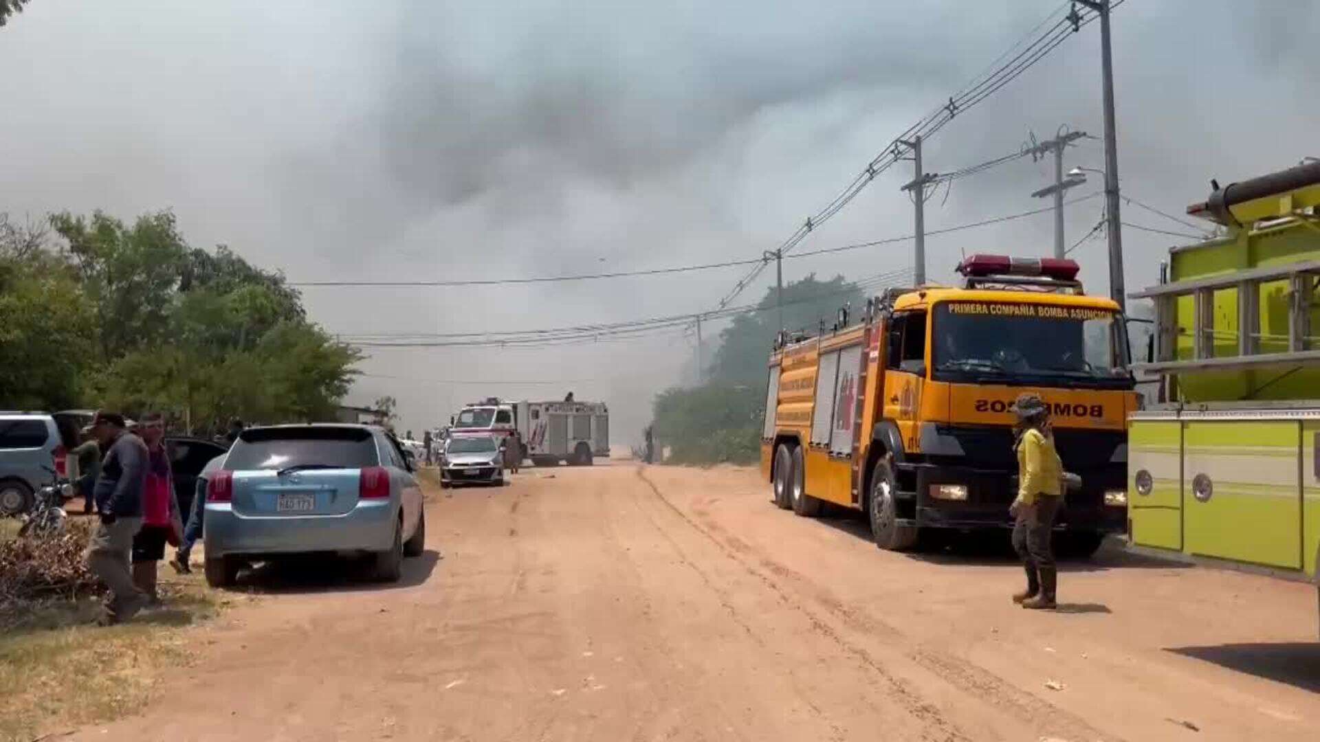 Al menos 135 familias son evacuadas por voraz incendio a orillas del río Paraguay