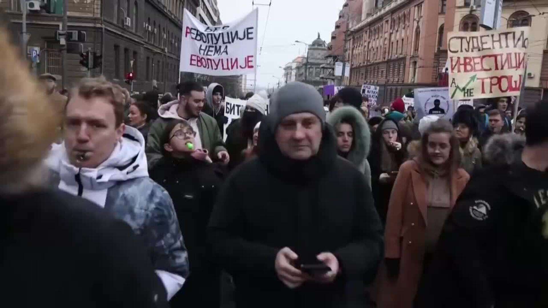 Estudiantes universitarios y profesores protestan frente al Ministerio de Educación de Serbia