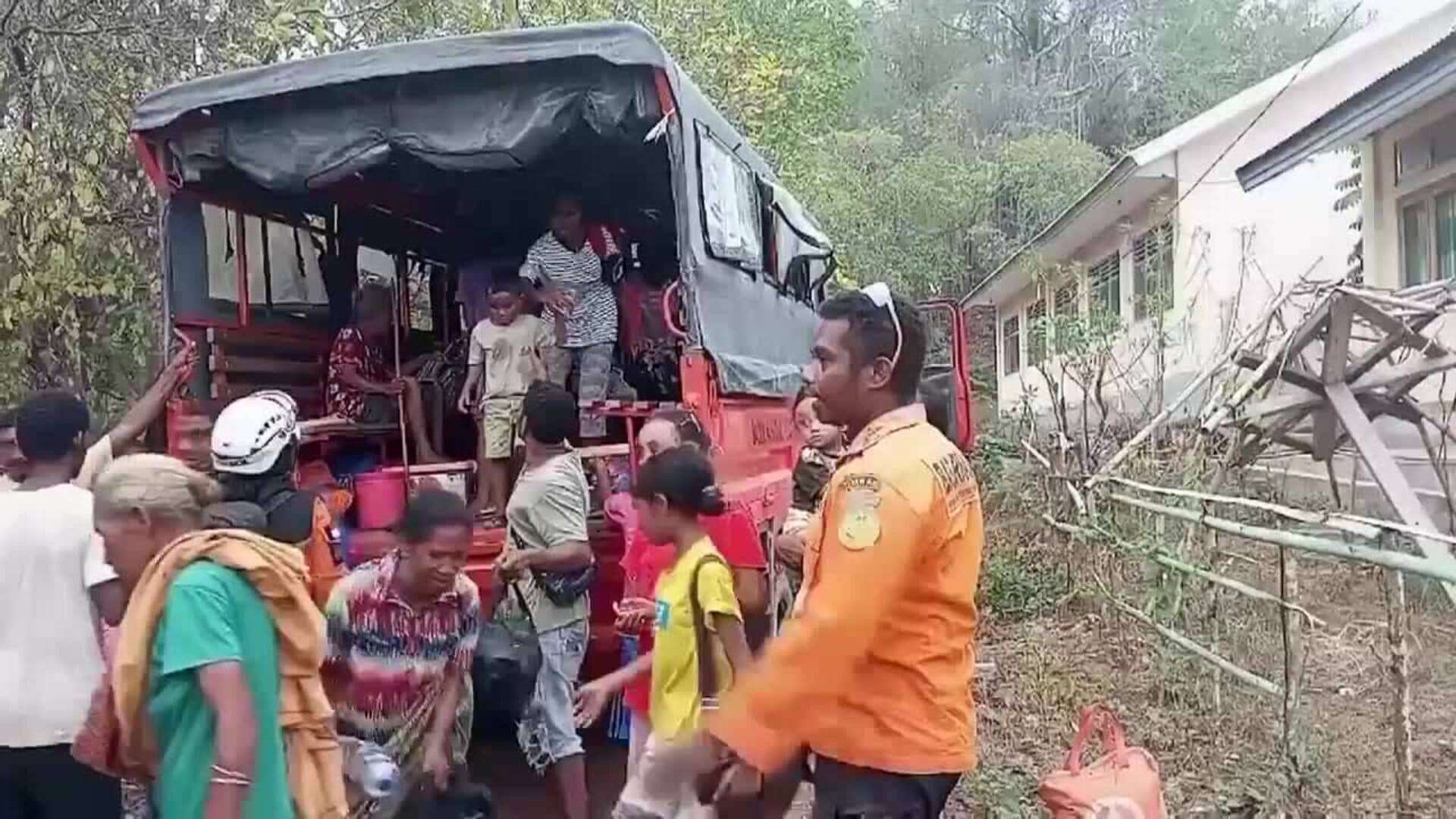 El volcán indonesio Lewotobi Laki-laki emite una columna de humo y ceniza a 6.500 metros