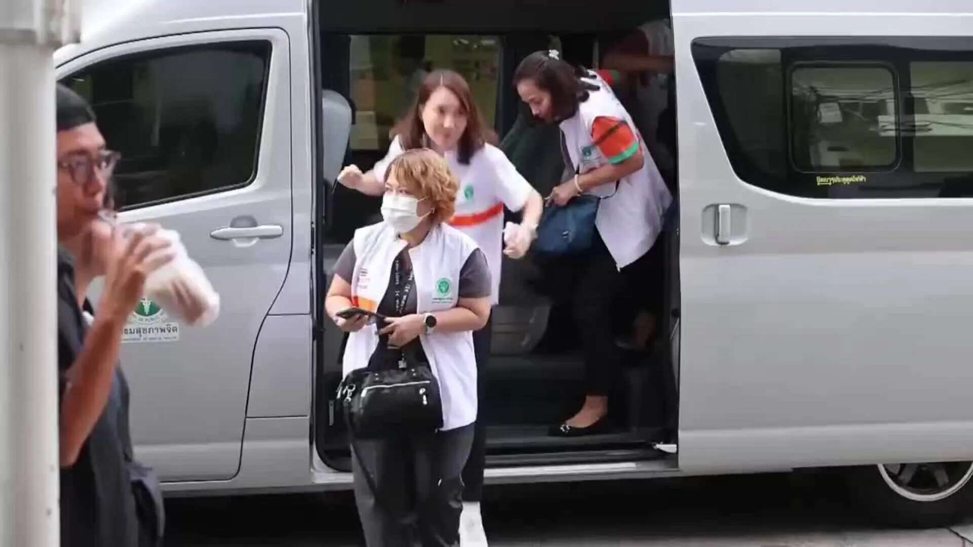 Familiares de los niños fallecidos en el accidente en Tailandia llegan al Instituto Forense en Bangkok