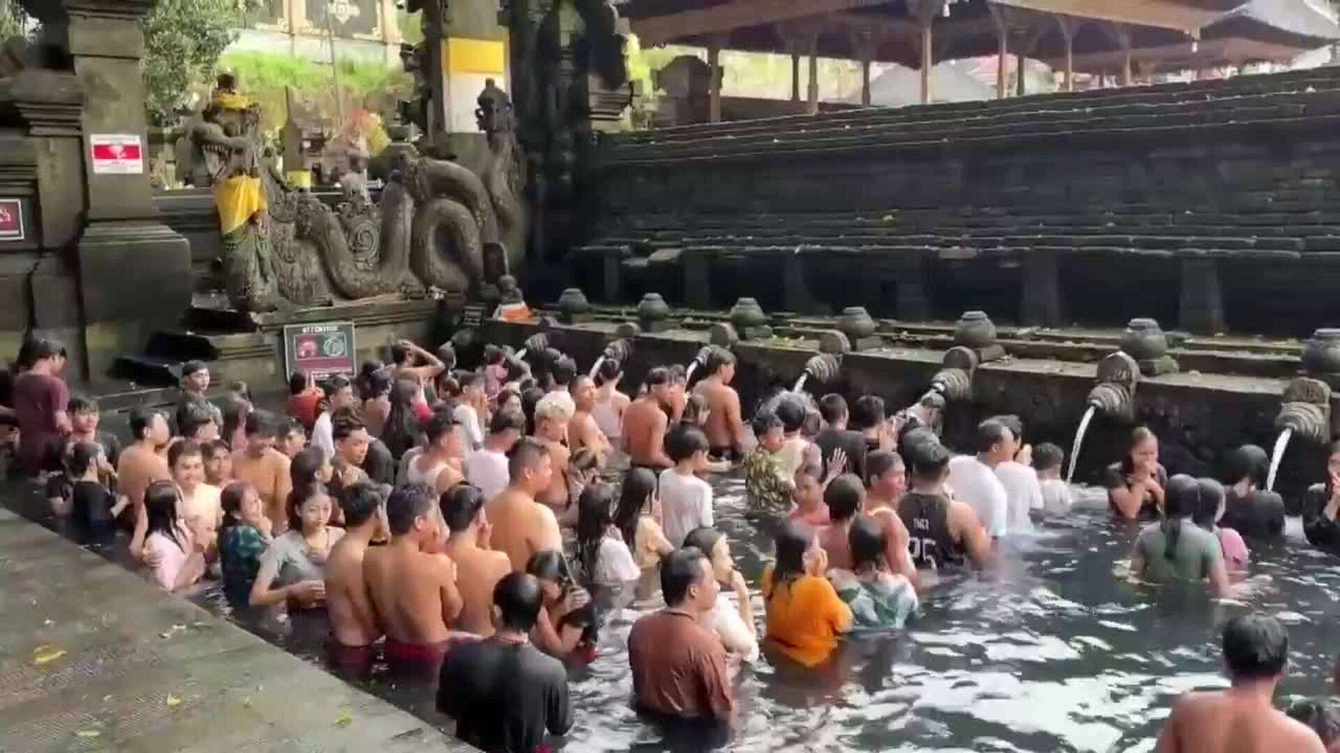 Devotos hindúes llevan a cabo el ritual Banyu Pinaruh en Bali