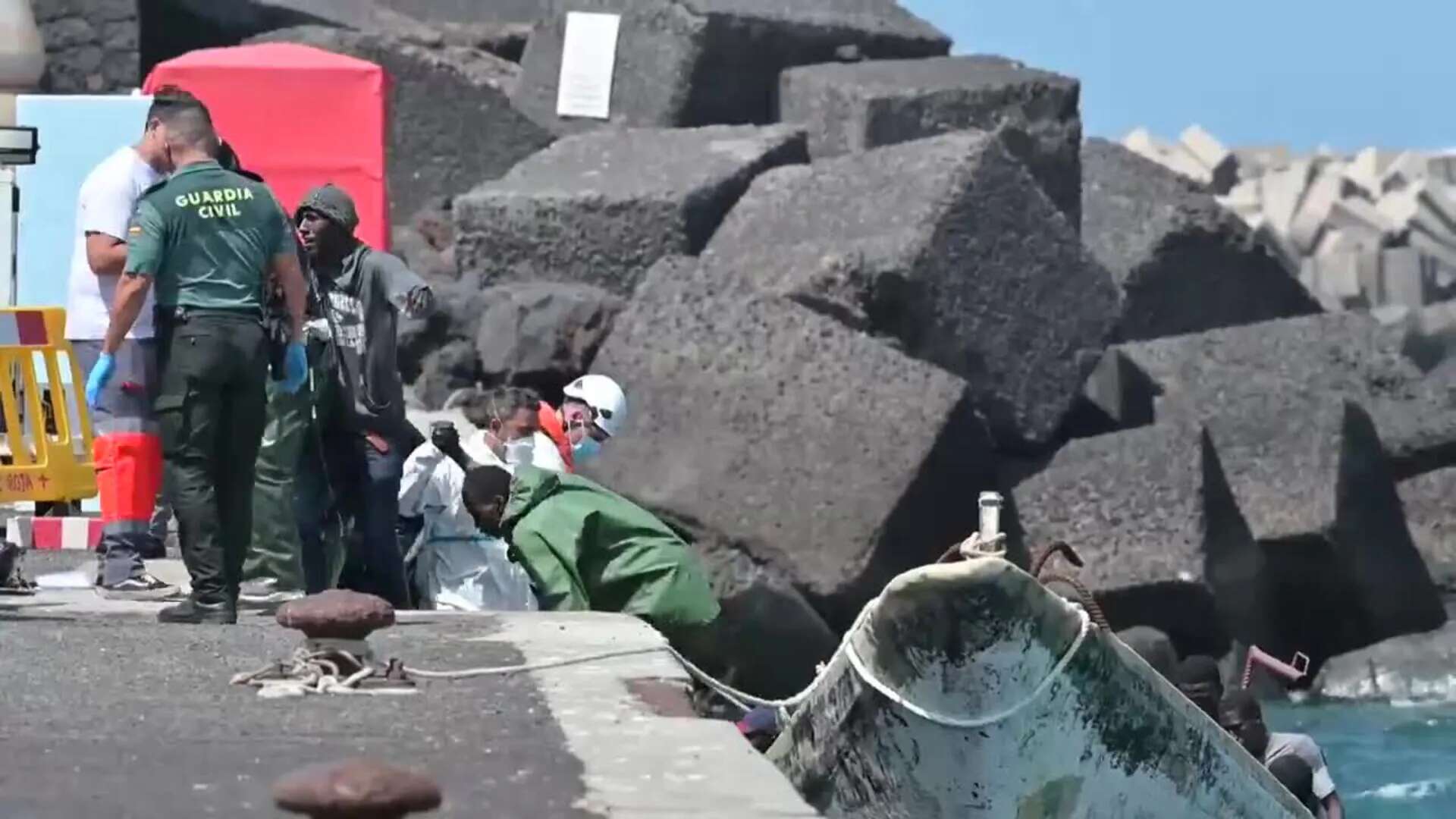 76 inmigrantes rescatados en la mañana de hoy, por la embarcación de Salvamento Marítimo, Salvamar Adhara