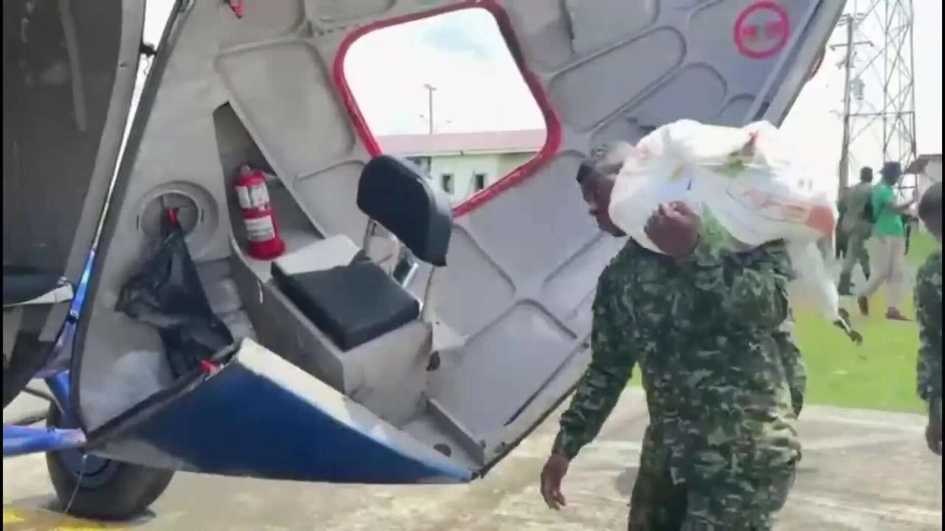 Ejército colombiano entrega ayuda humanitaria a afectados por las lluvias en Colombia