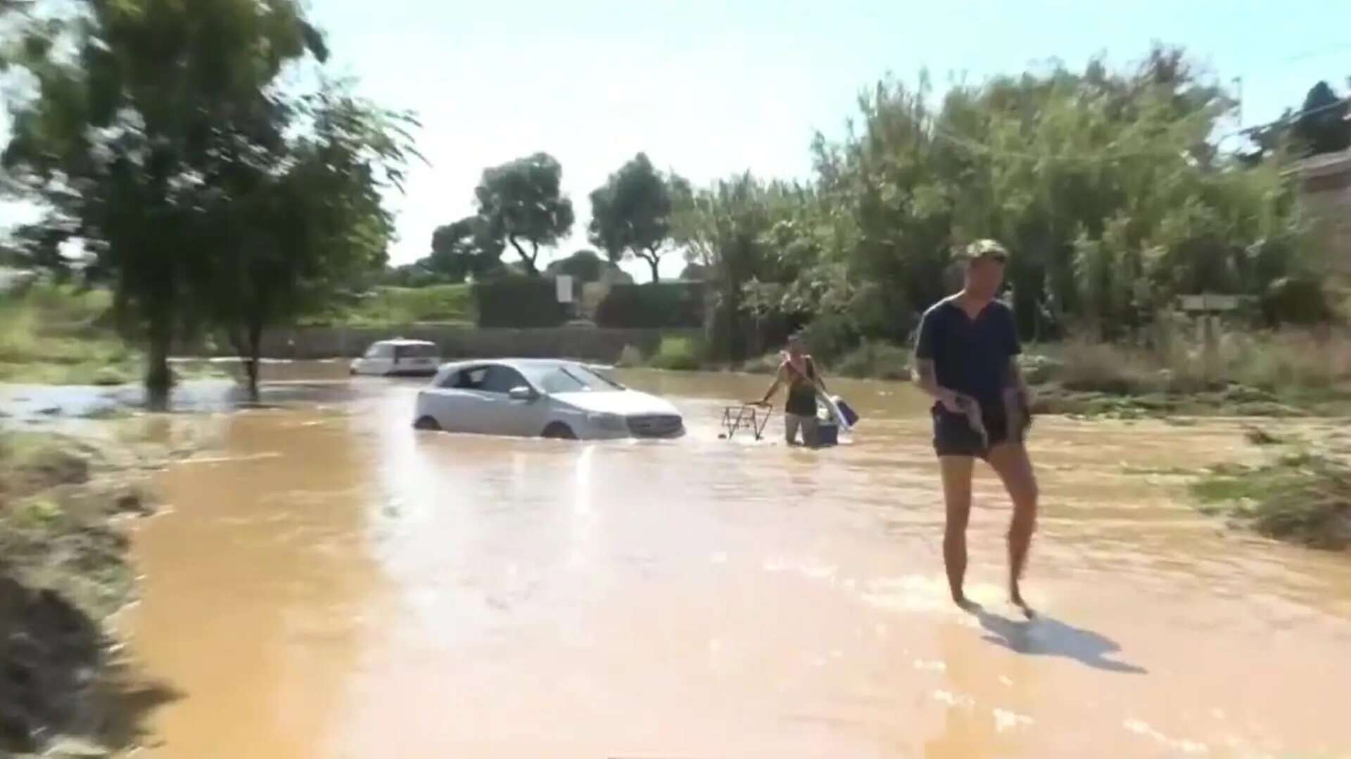 Inundaciones en bajos y coches arrastrados en el Garraf por la fuerte lluvia