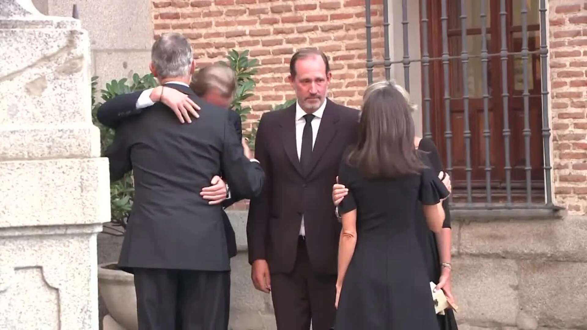 El rey Felipe VI y la reina Letizia acuden al funeral de Juan Gómez-Acebo