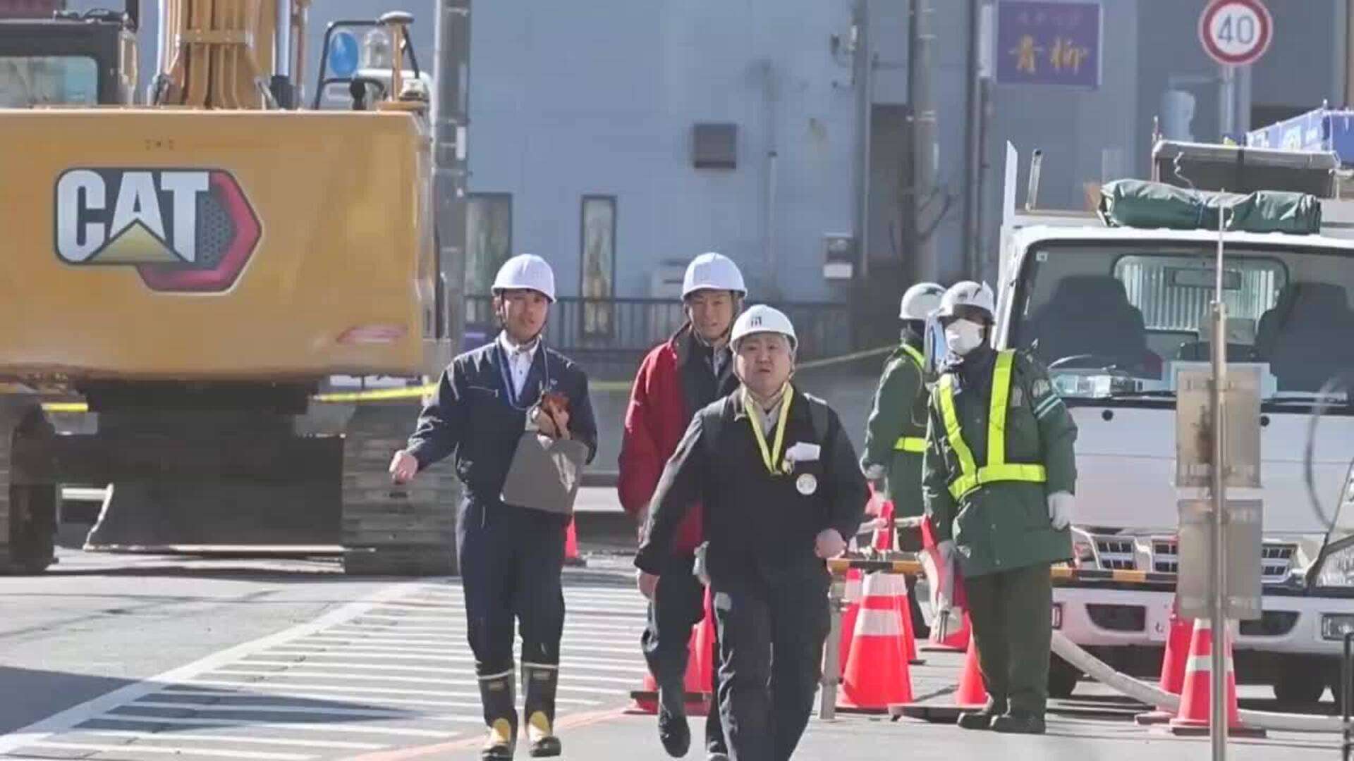 Continúan las tareas de rescate para recuperar al hombre atrapado en un gran socavón en Japón