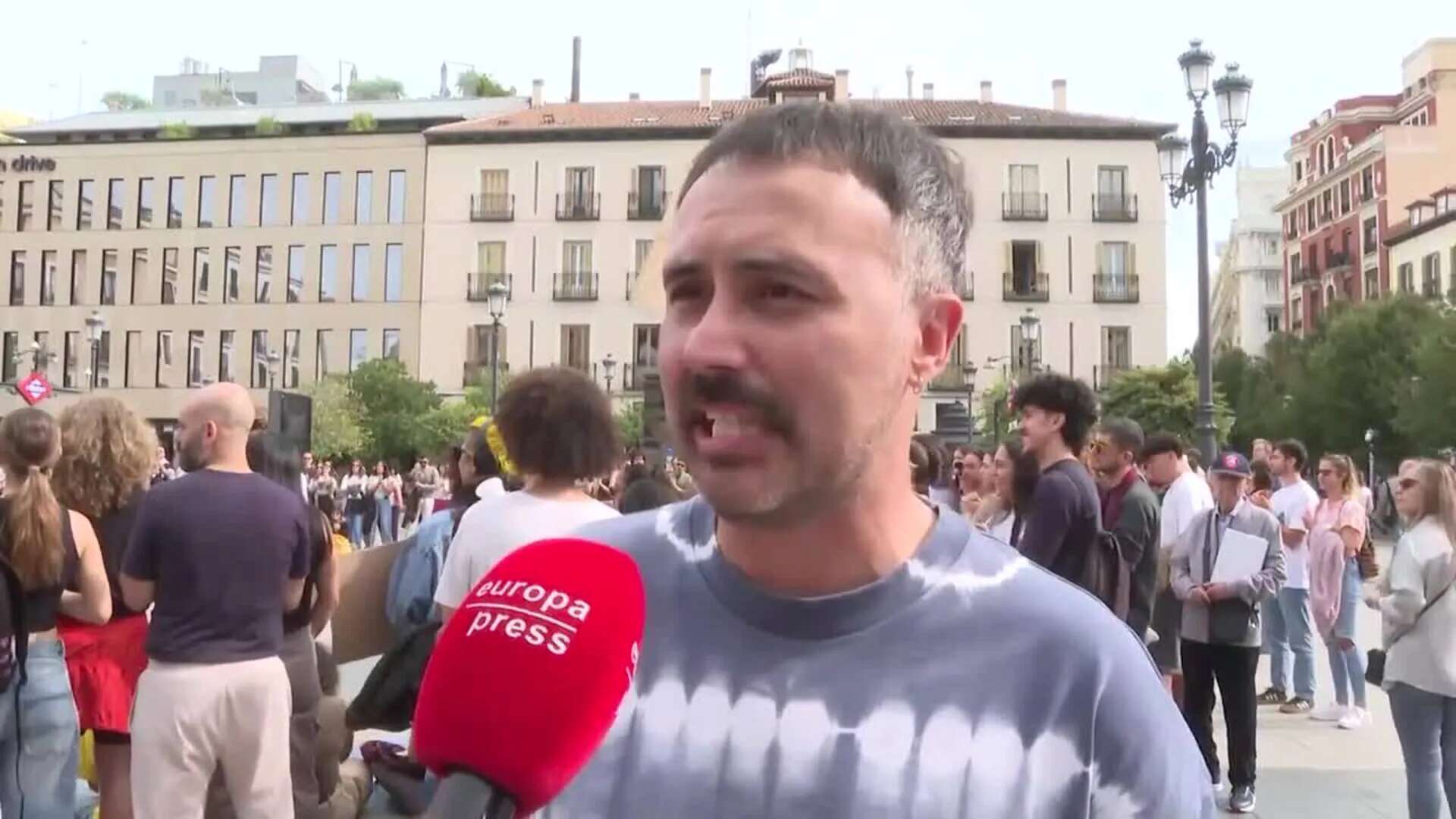 Multitud de personas se manifiestan contra modelo turístico canario y piden 