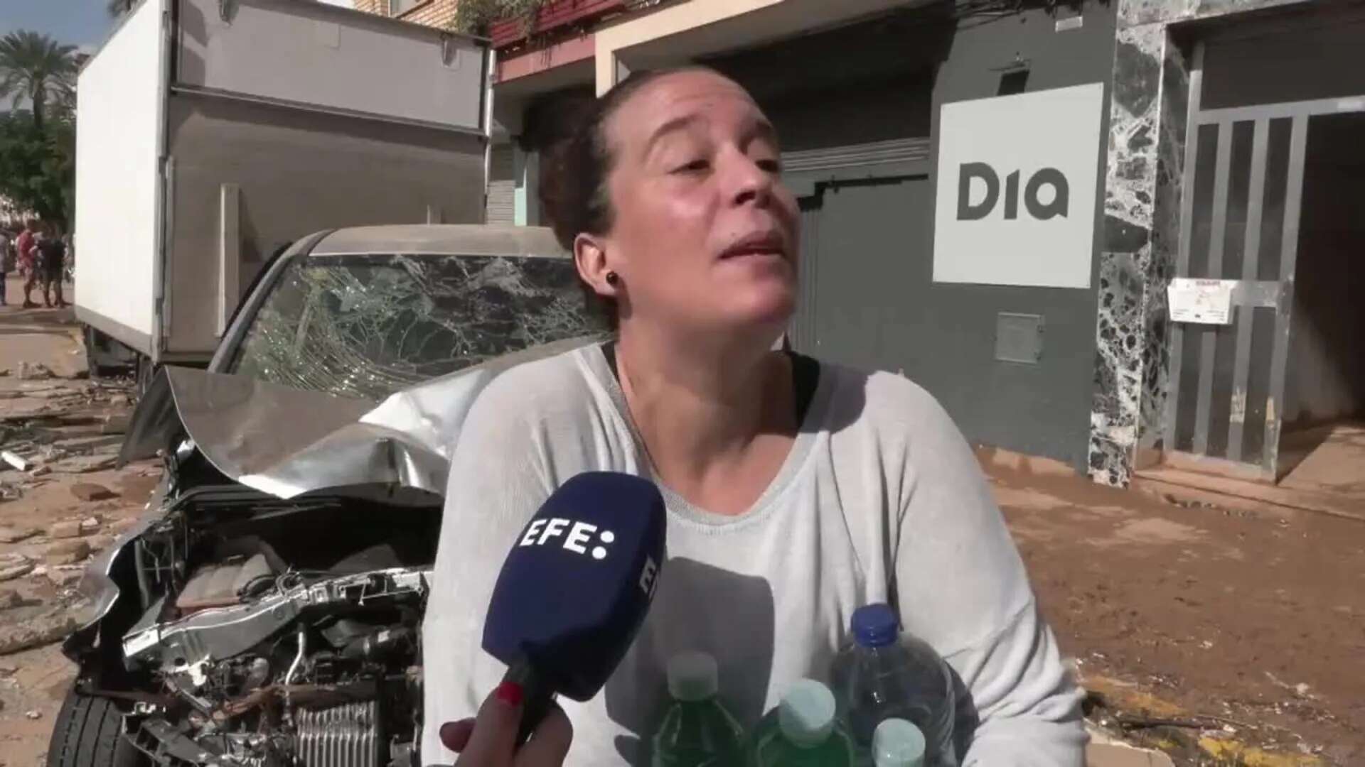 La G. Civil proporciona agua a una madre para los biberones de su bebé en Paiporta