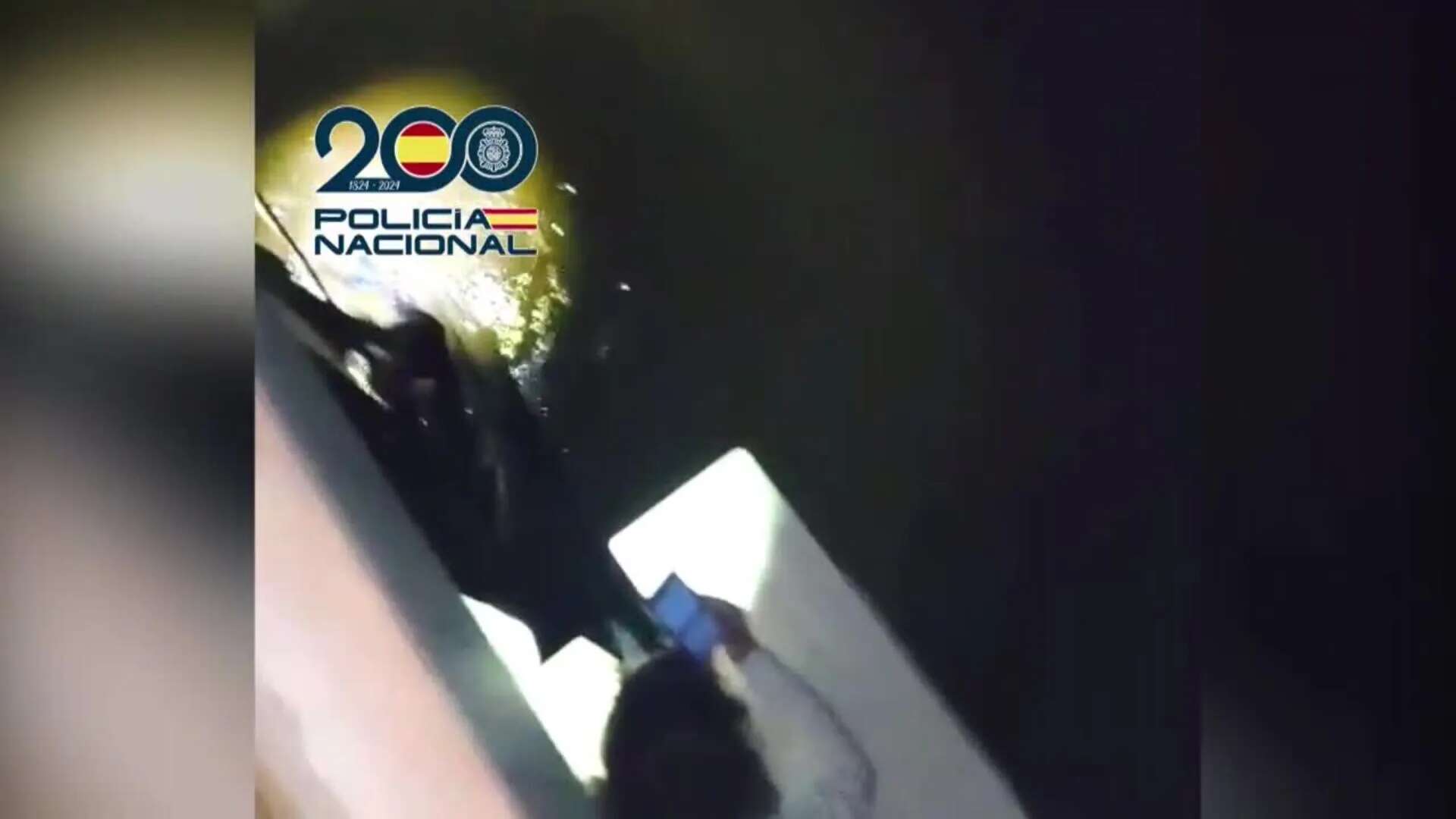 Policía fuera de servicio salva a vecina de Benetusser (Valencia) con una cuerda hecha con sábanas