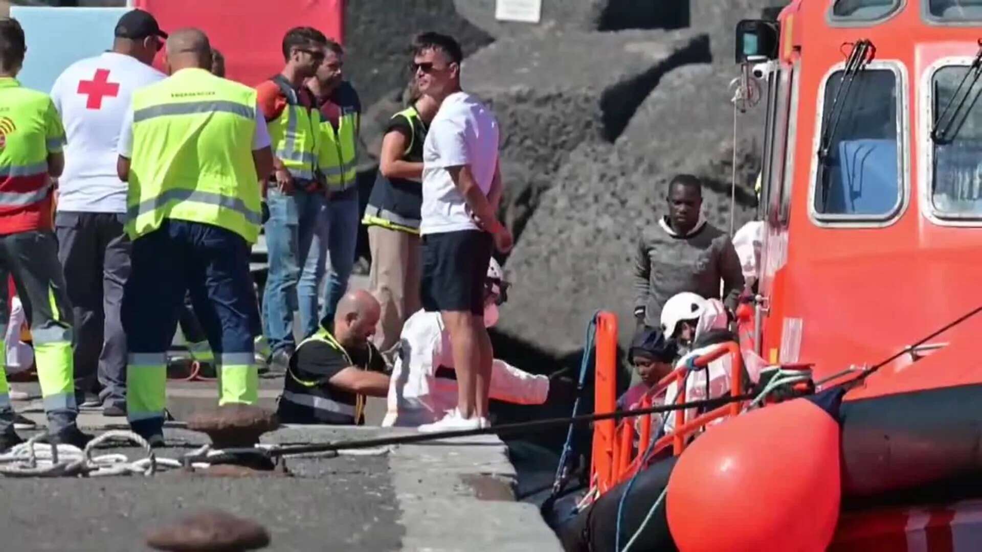 Salvamento Marítimo trasladó ayer a 35 inmigrantes al puerto de La Restinga, en el Hierro