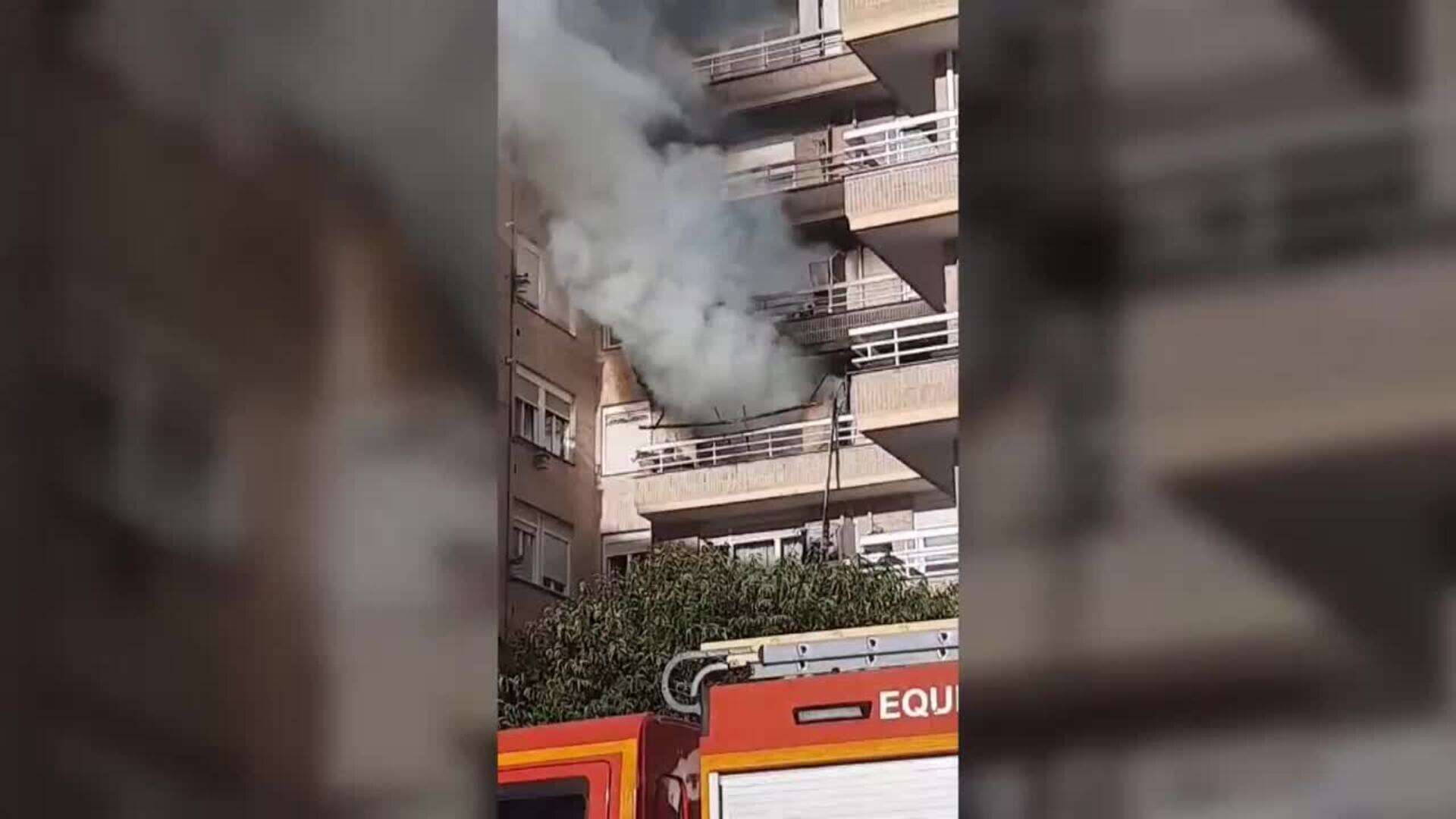 Desalojan parte de un edificio de Torrelavega tras el incendio en uno de sus siete pisos