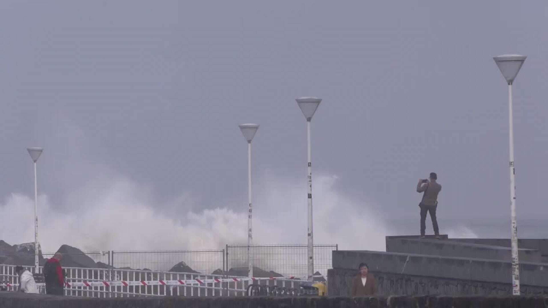 San Sebastián cierra sus paseos marítimos ante la alerta por fuerte oleaje