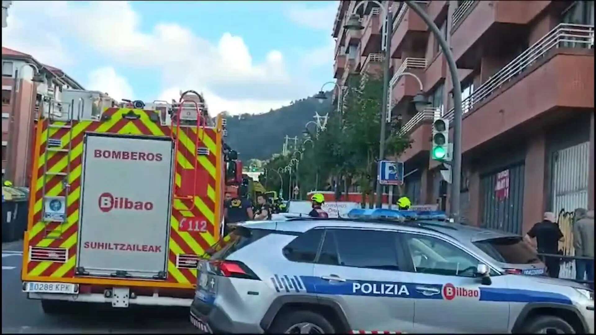 El atrincherado en Bilbao tras agredir a sus padres con arma blanca se arroja al vacío