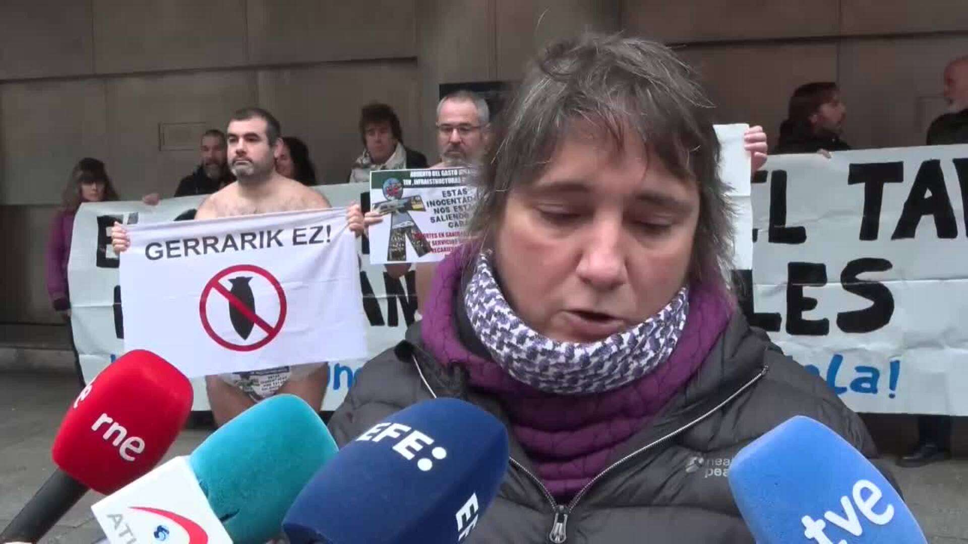 Una docena de activistas se manifiestan en pañales frente al Gobierno Vasco en Bilbao