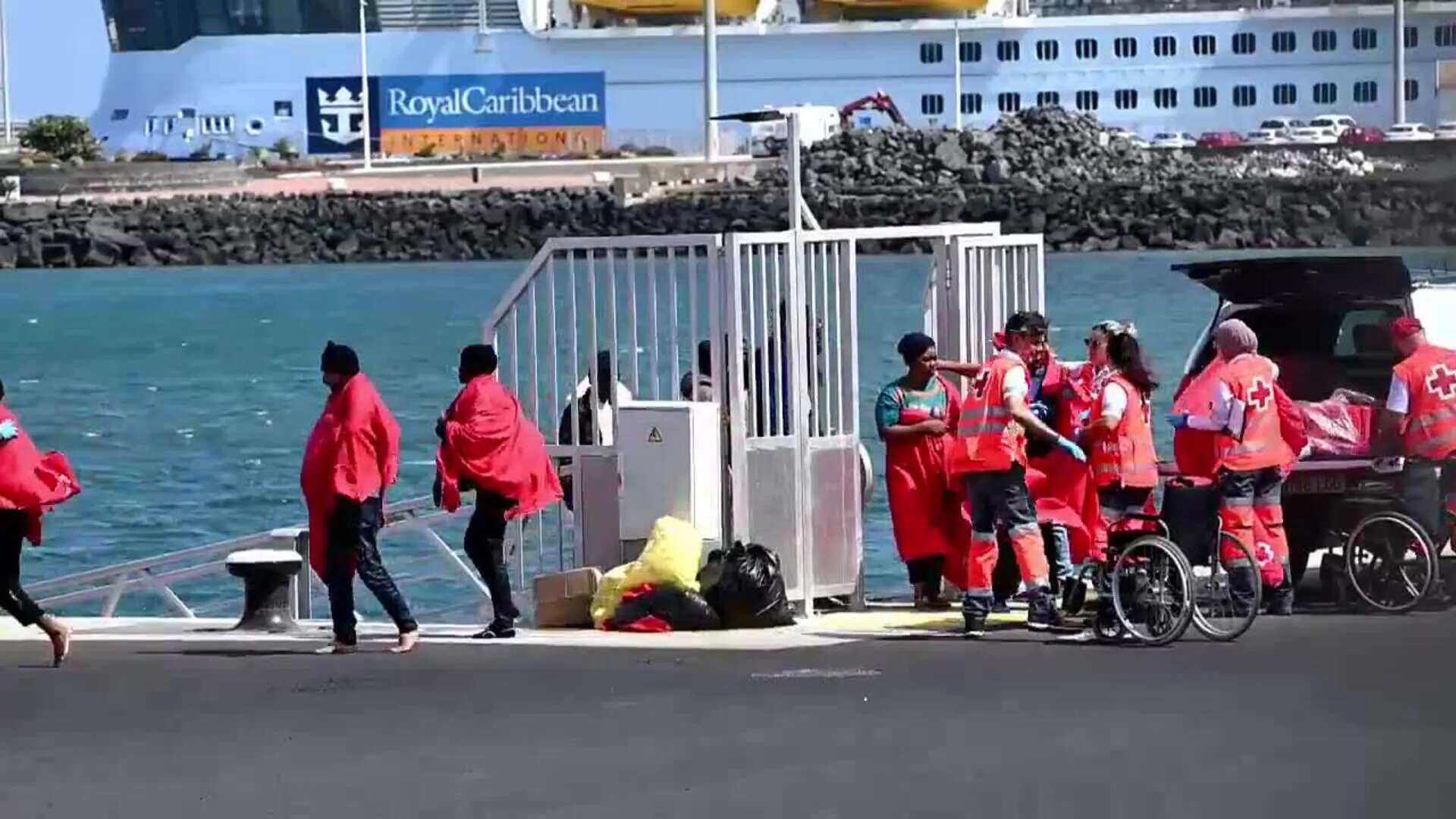 Salvamento rescata en Lanzarote una neumática con 45 personas, incluídas seis de Somalia