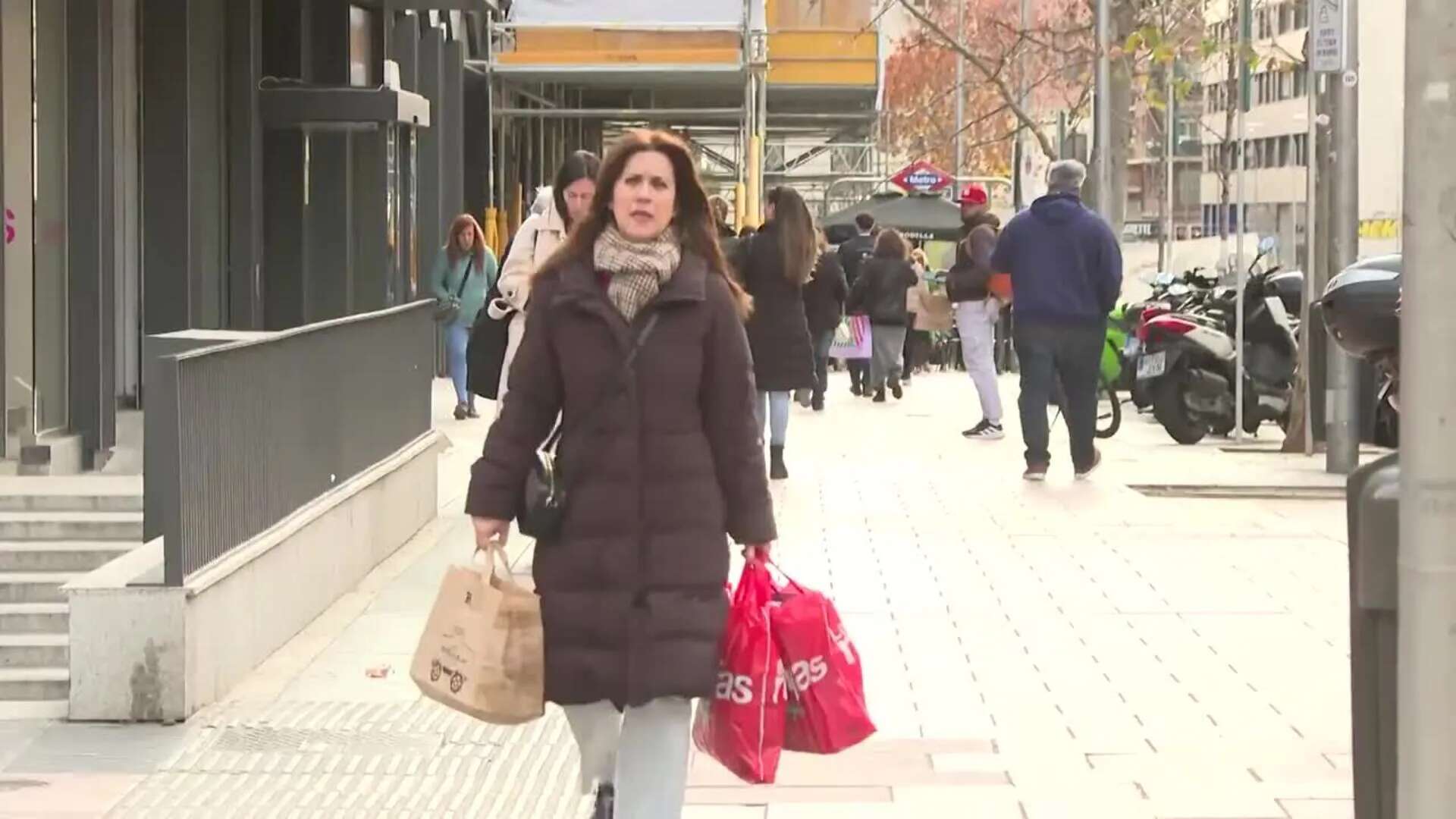 Madrileños aprovechan para comprar en el inicio de las rebajas: 