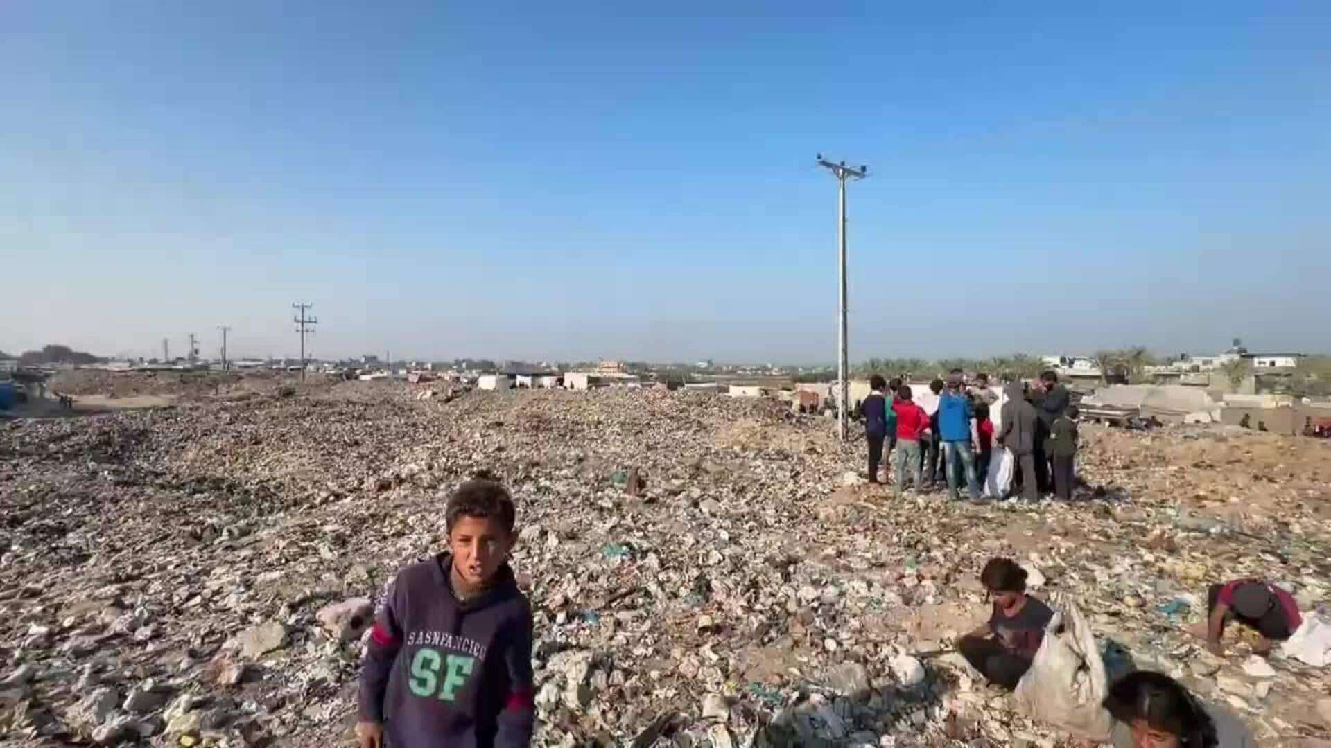 Gazatíes recogen basura en medio de la escasez de gas y combustible para cocinar