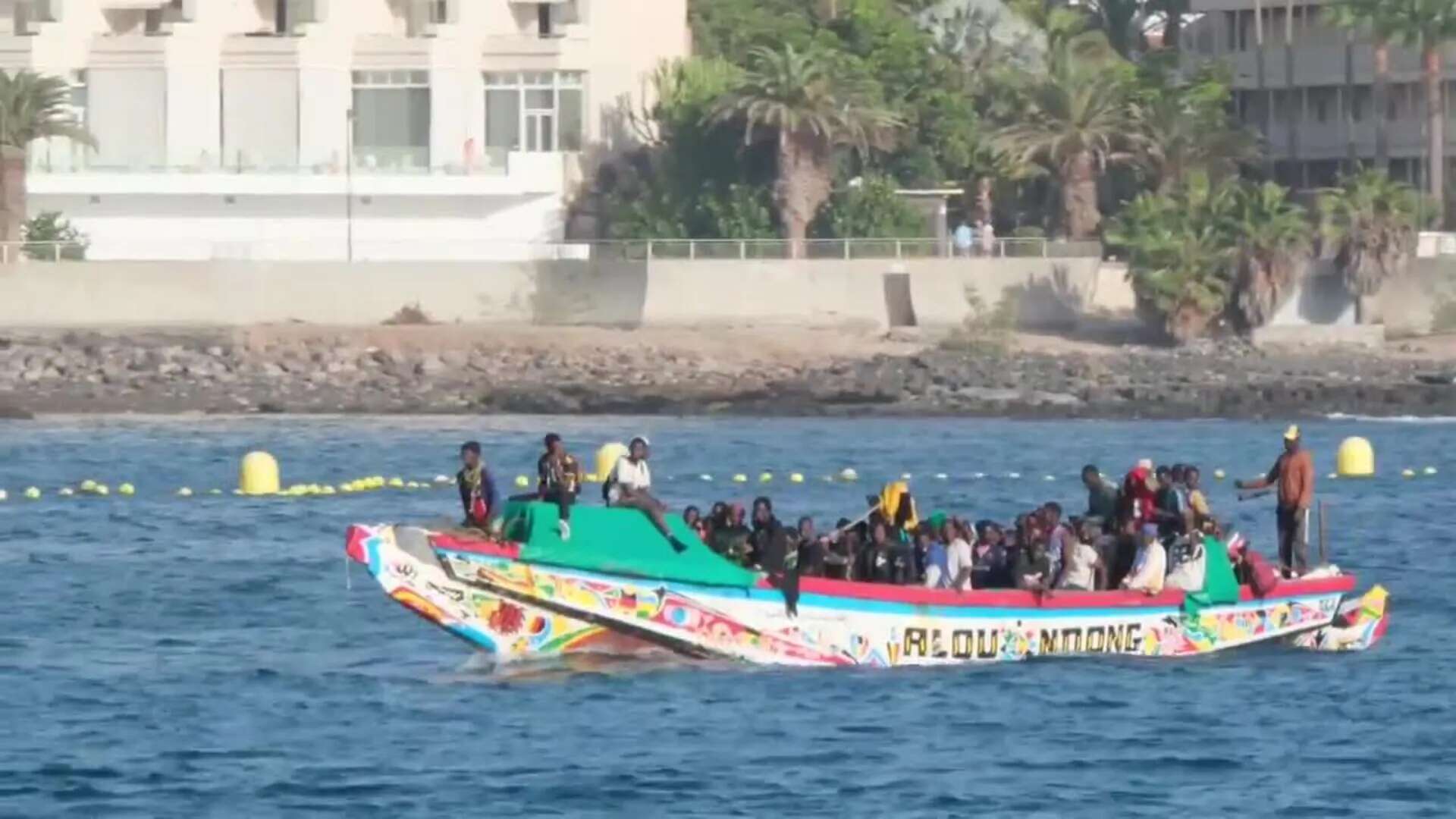 Desembarcan en Tenerife 65 personas que iban en un cayuco, entre ellas dos menores