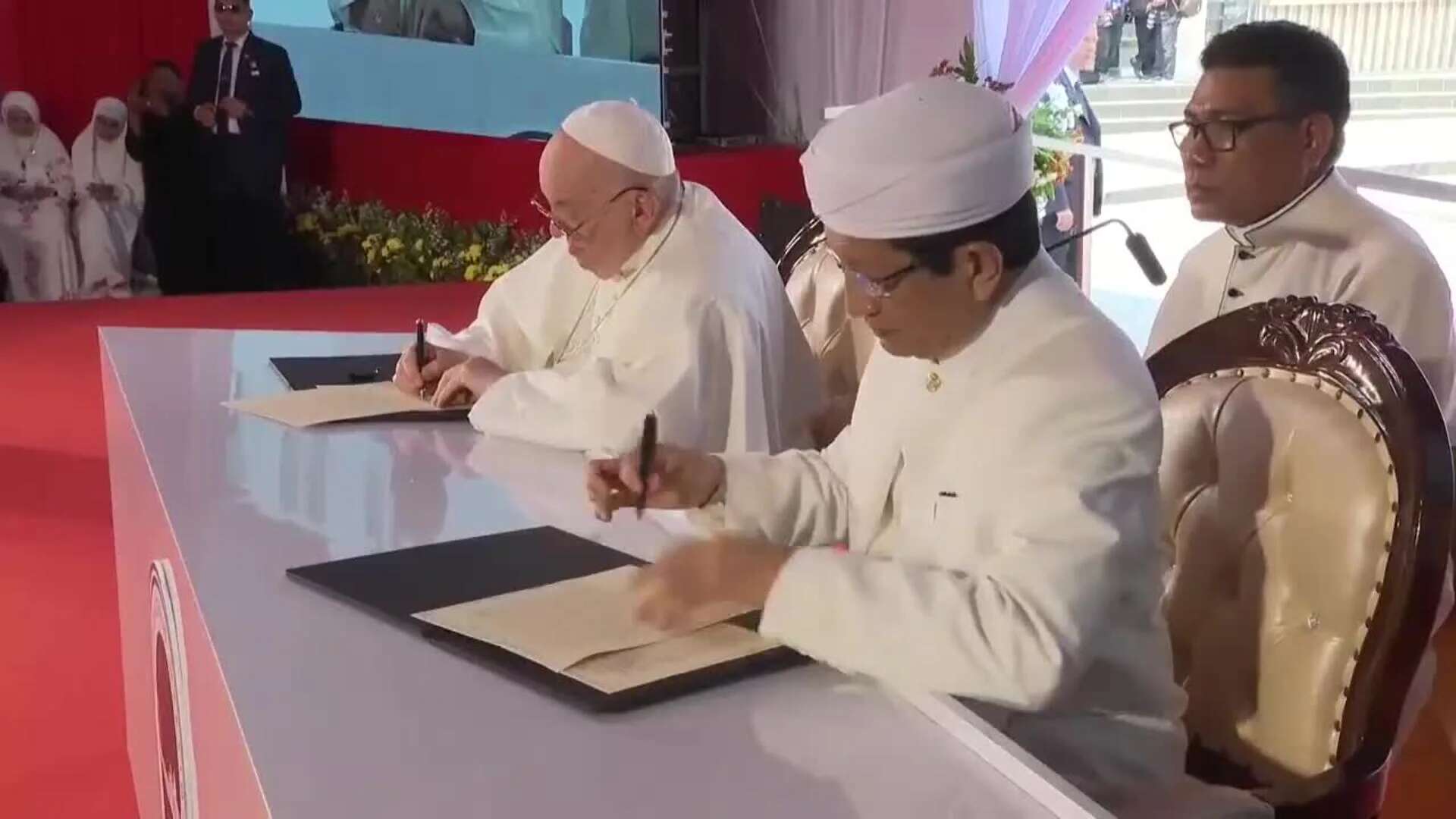 El papa se despide de Indonesia con un baño de masas y relanzando el diálogo con el islam