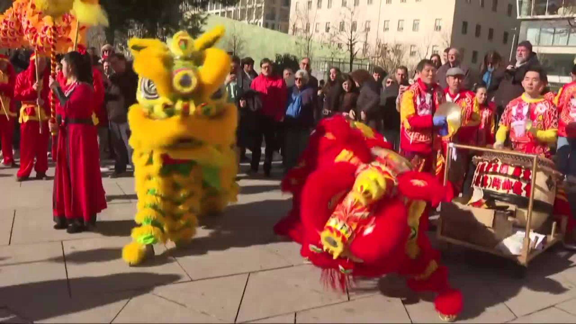 Multitud de personas celebran el año nuevo asiático en la Feria del Templo Chino