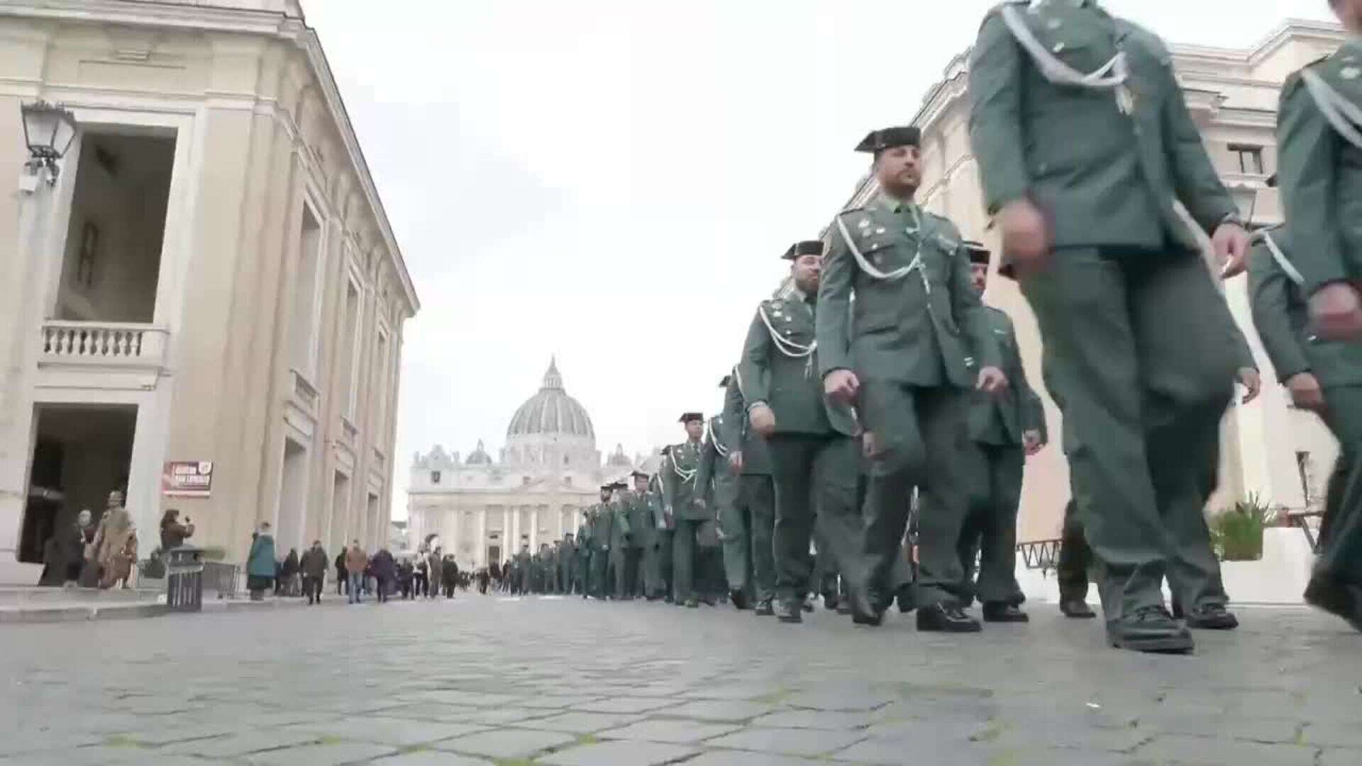 Soldados y policías cruzan la Puerta Santa vaticana por el Jubileo de las Fuerzas Armadas