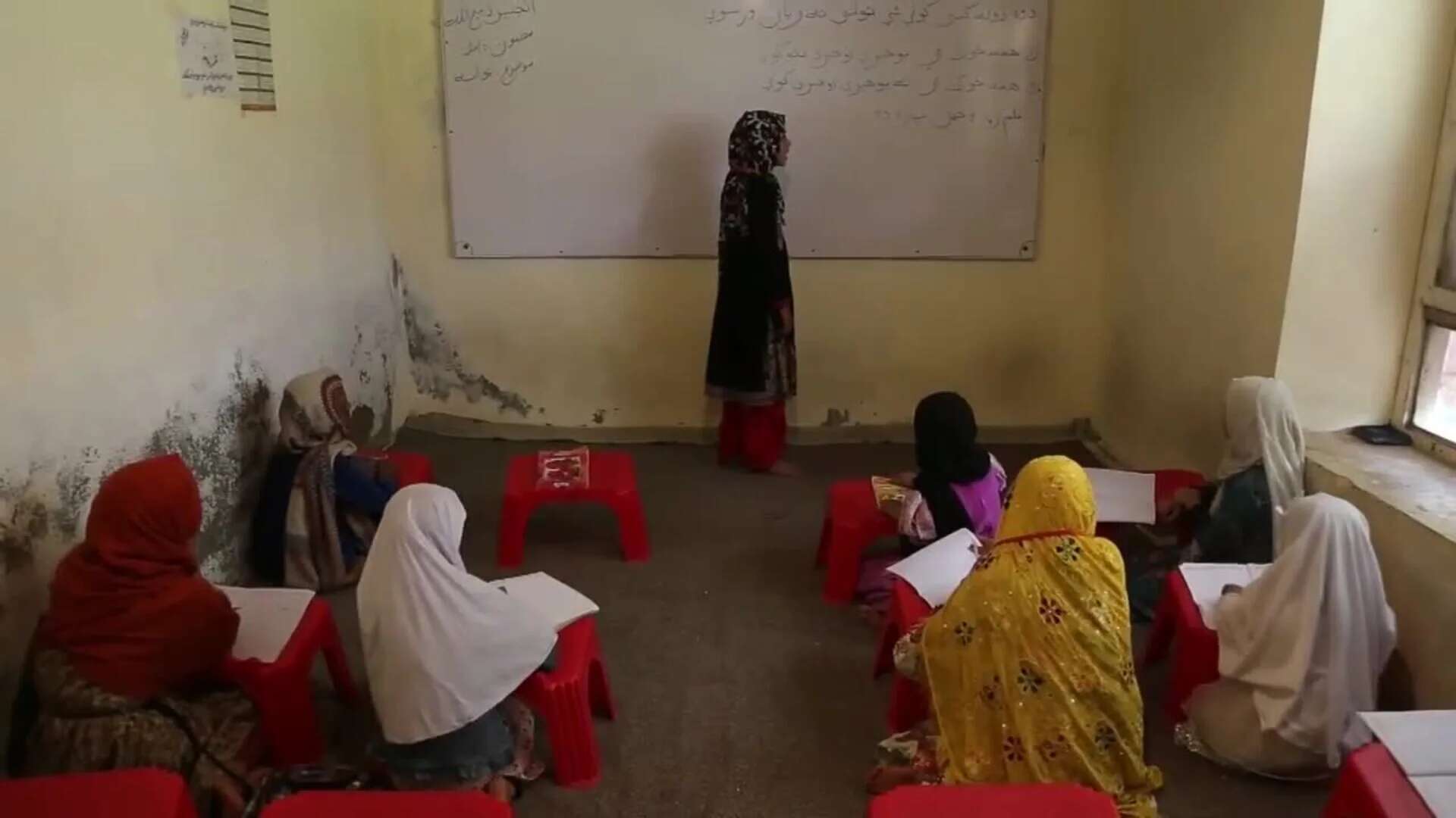 Un ingeniero afgano destina su tiempo y recursos para dar educación gratuita a niños huérfanos en Kabul