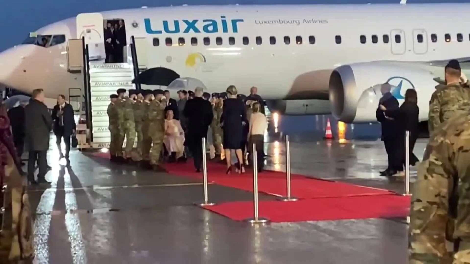 Los reyes de belgas reciben en Bruselas al papa bajo la lluvia