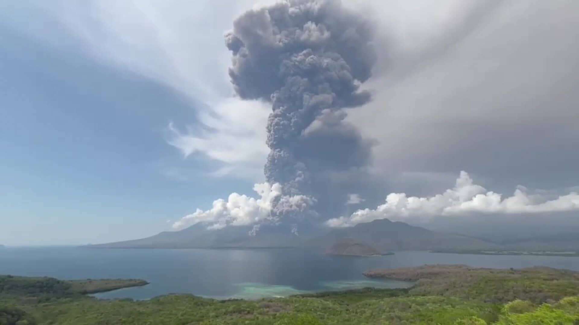 Imágenes del volcán Lewotobi Laki-Laki en erupción