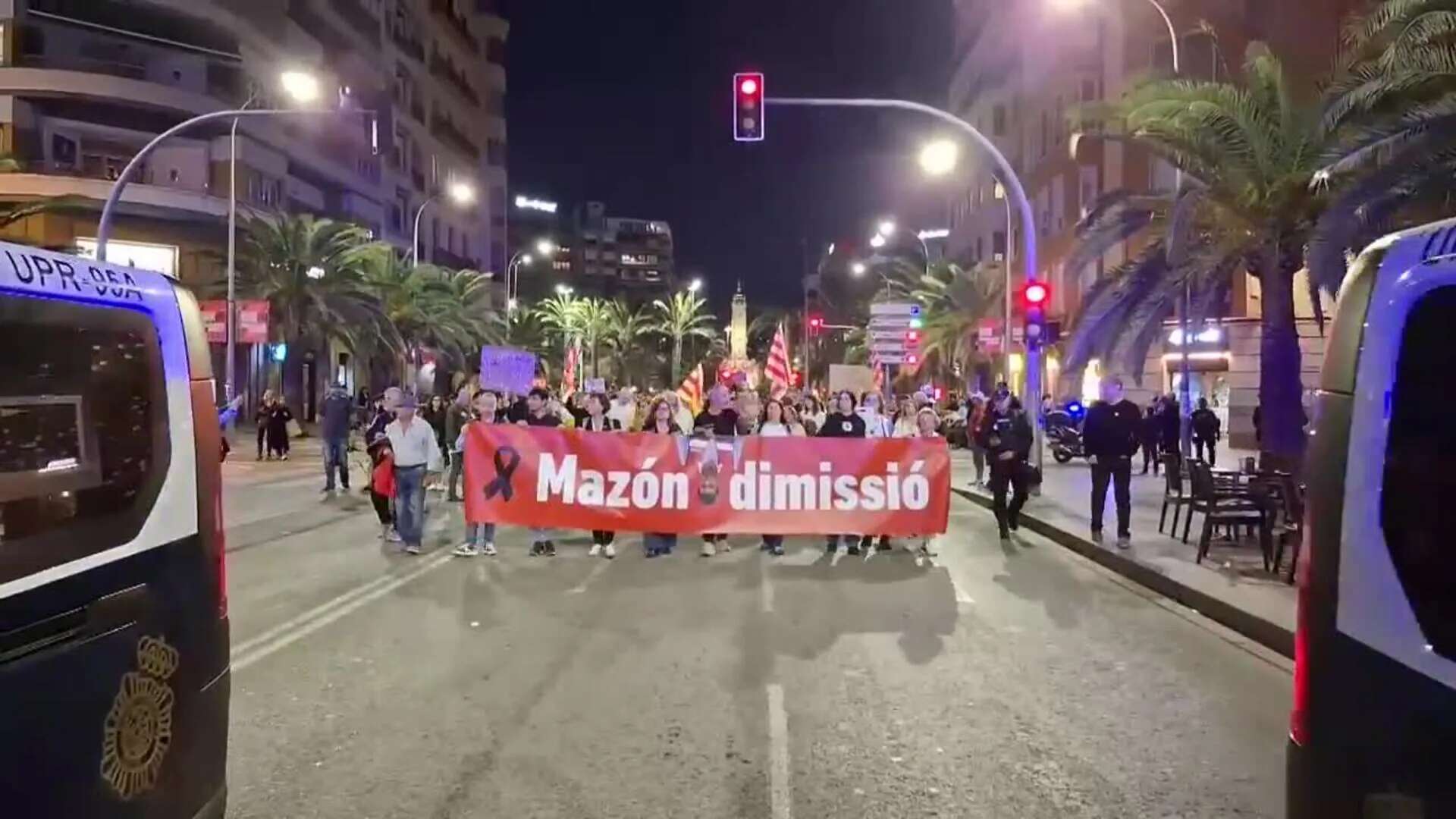 Varios miles de personas marchan en Alicante al grito de 'Mazón dimisión'