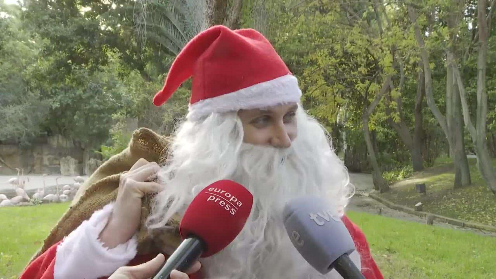 Papa Noel visita Bioparc Valencia para repartir regalos a los animales