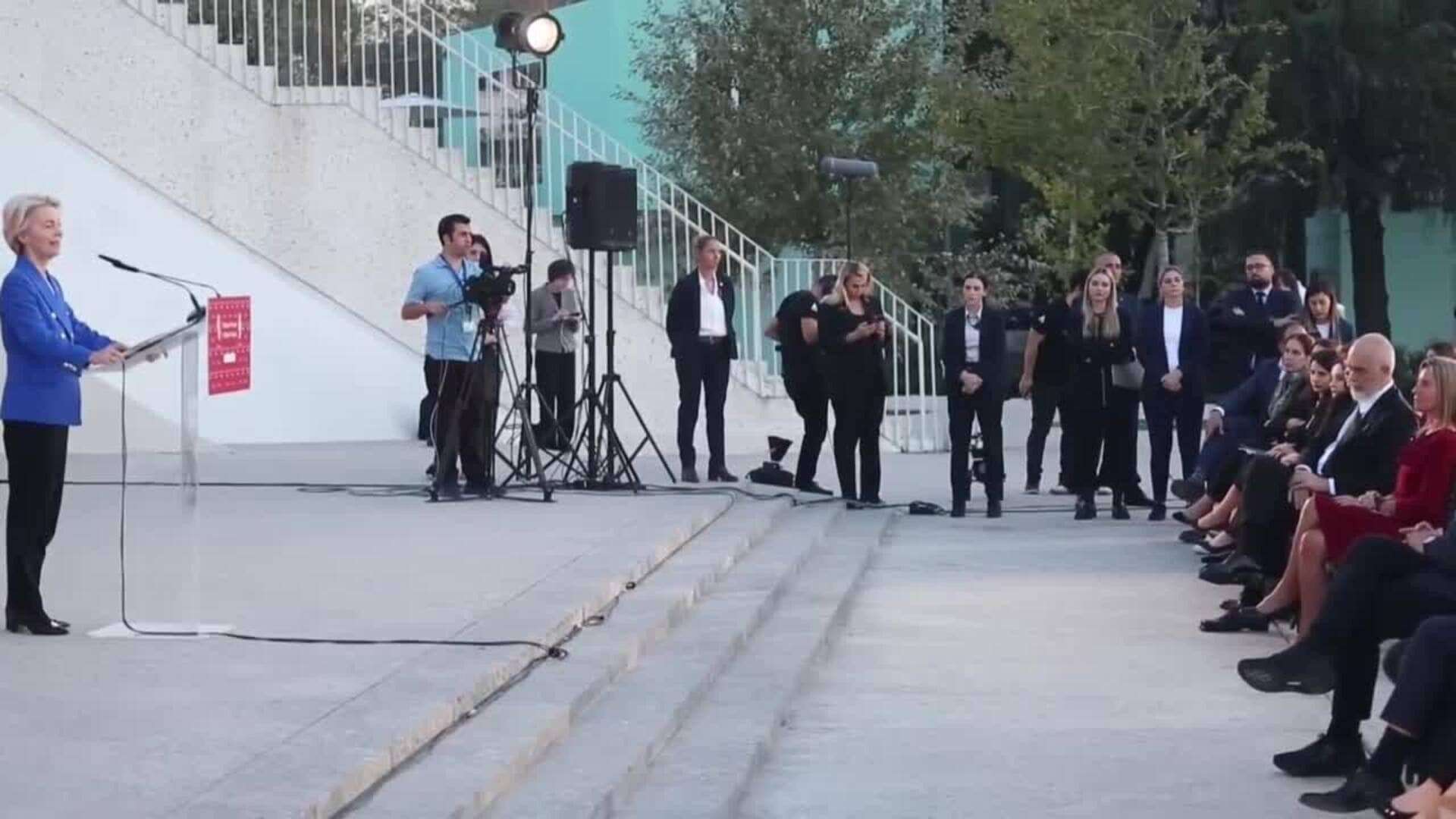 Von der Leyen y el primer ministro albanés participan en la ceremonia de apertura del curso académica del Colegio de Europa en Tirana