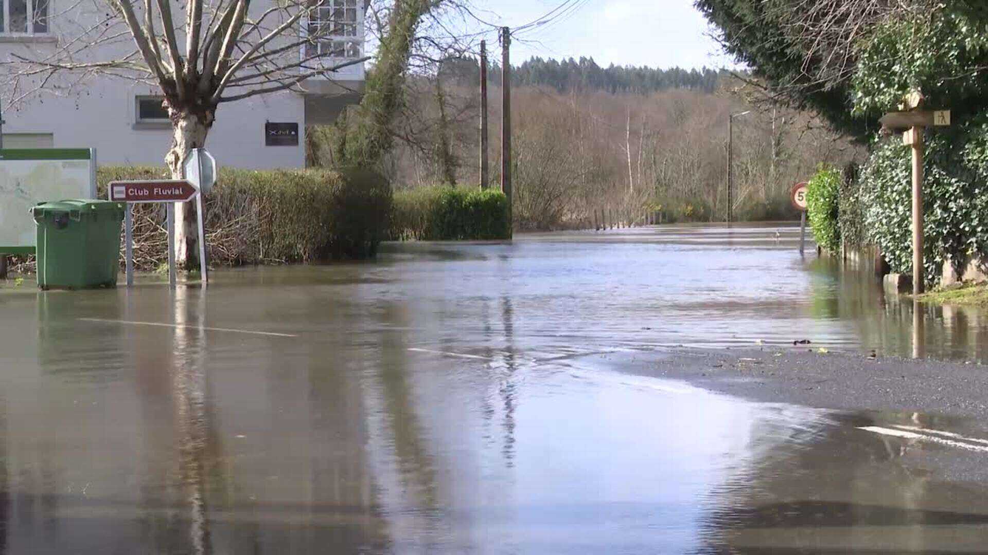 El río Ladra se desborda en Begonte (Lugo) y deja inundaciones que afectan a una casa