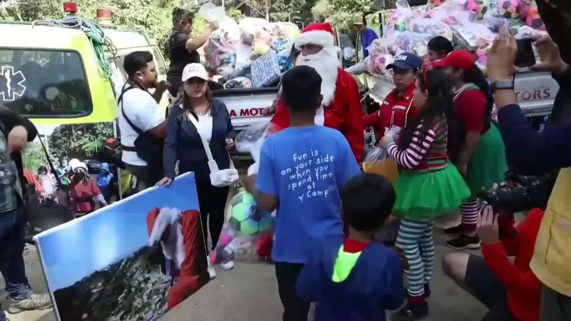 El Santa Claus de Guatemala no falla en su cita anual de acrobacias y regalos