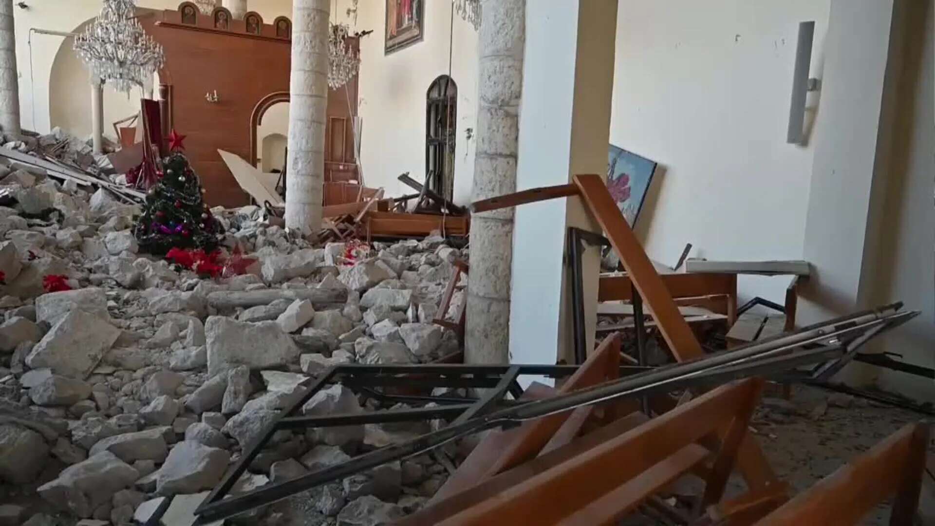 Libaneses colocan un árbol de Navidad en una igleasia al sur del país atacada por Israel