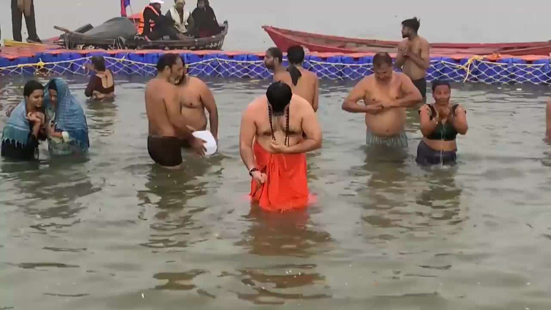 El Kumbh Mela comienza su peregrinación masiva en India: azafrán, multitudes y salvación