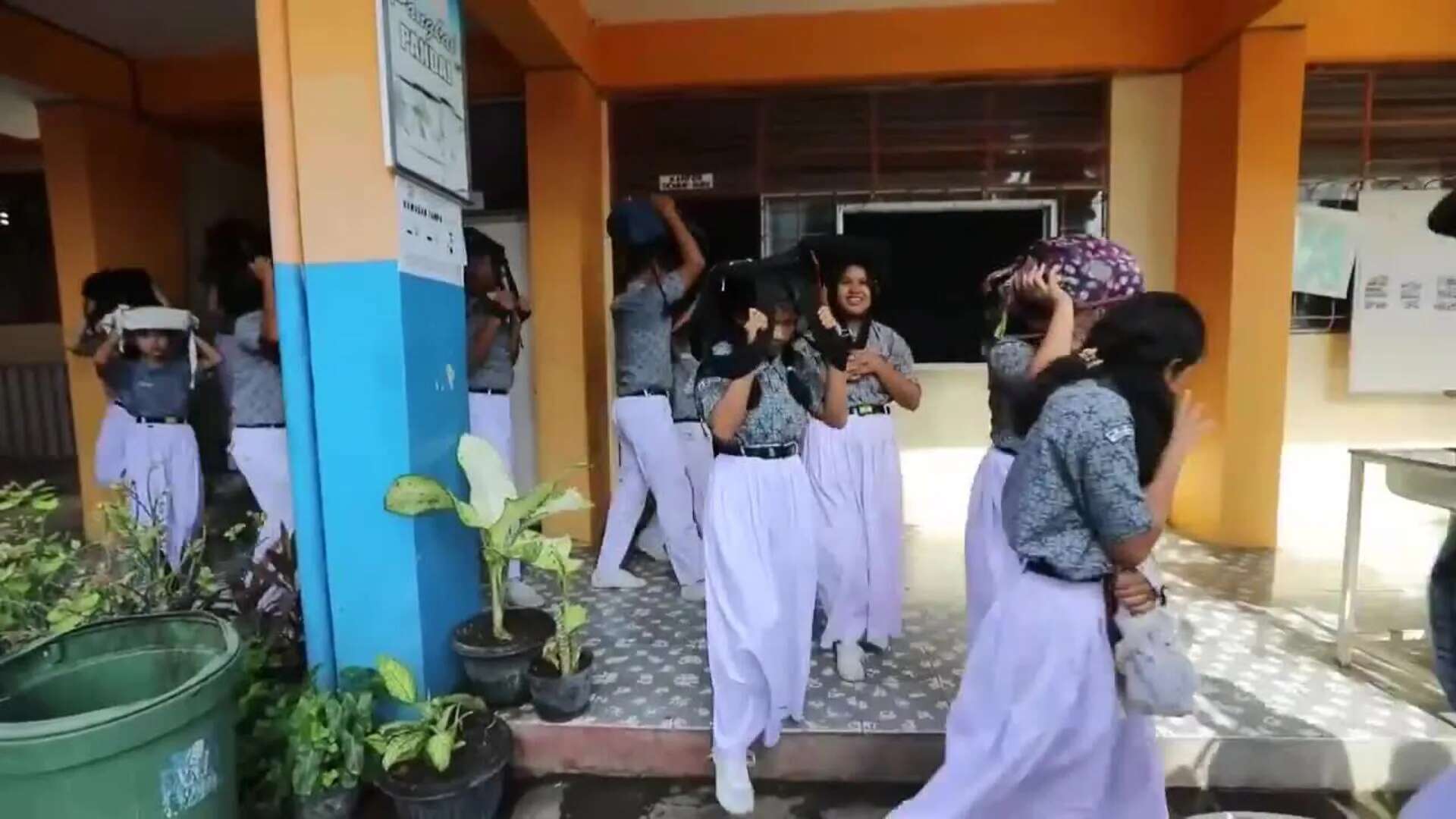 Simulacro en escuelas indonesias para saber cómo actuar ante posibles terremotos o tsunamis