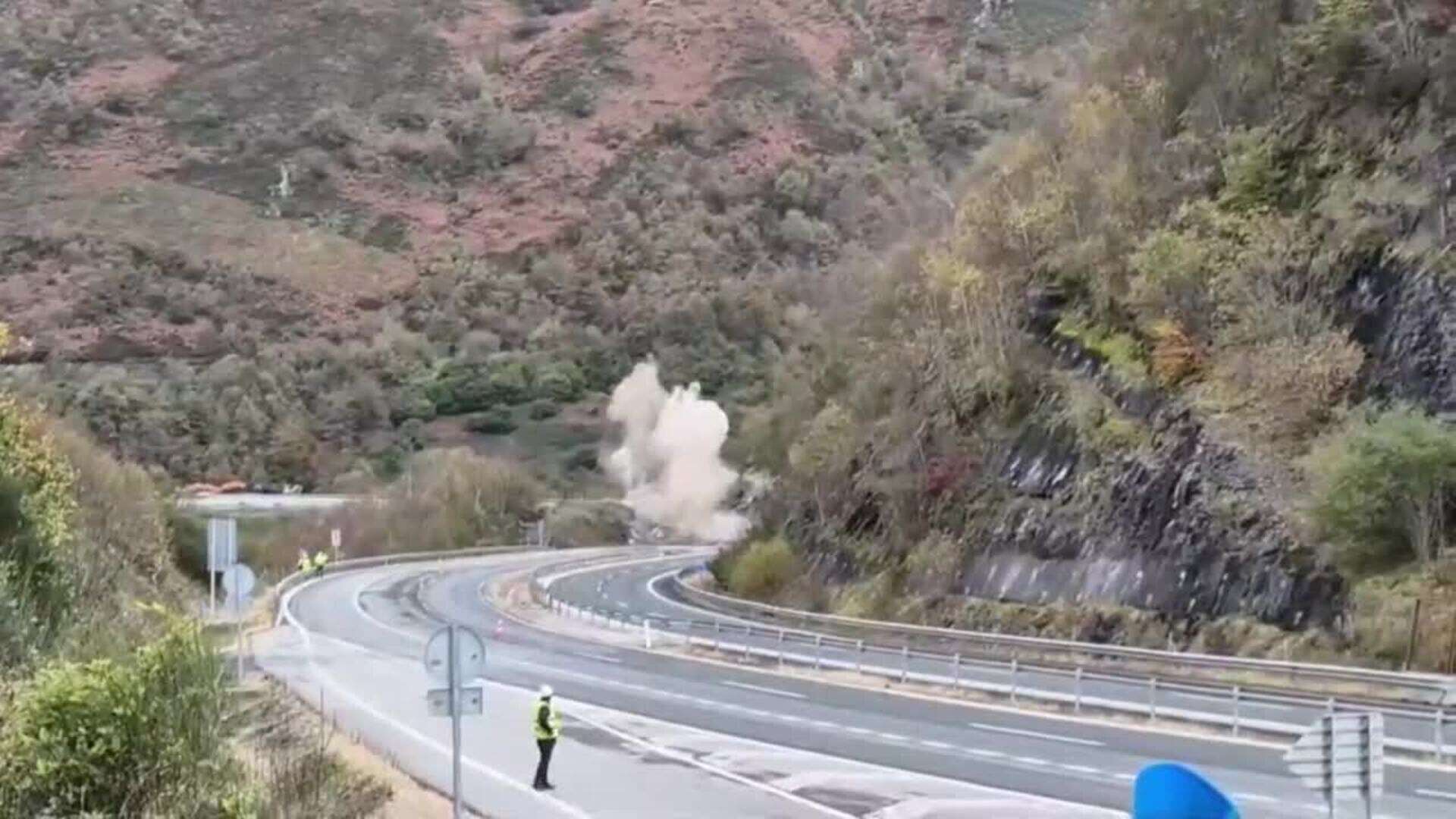 Primera voladura del desmonte de rocas que cortó la AP-66 entre León y Asturias