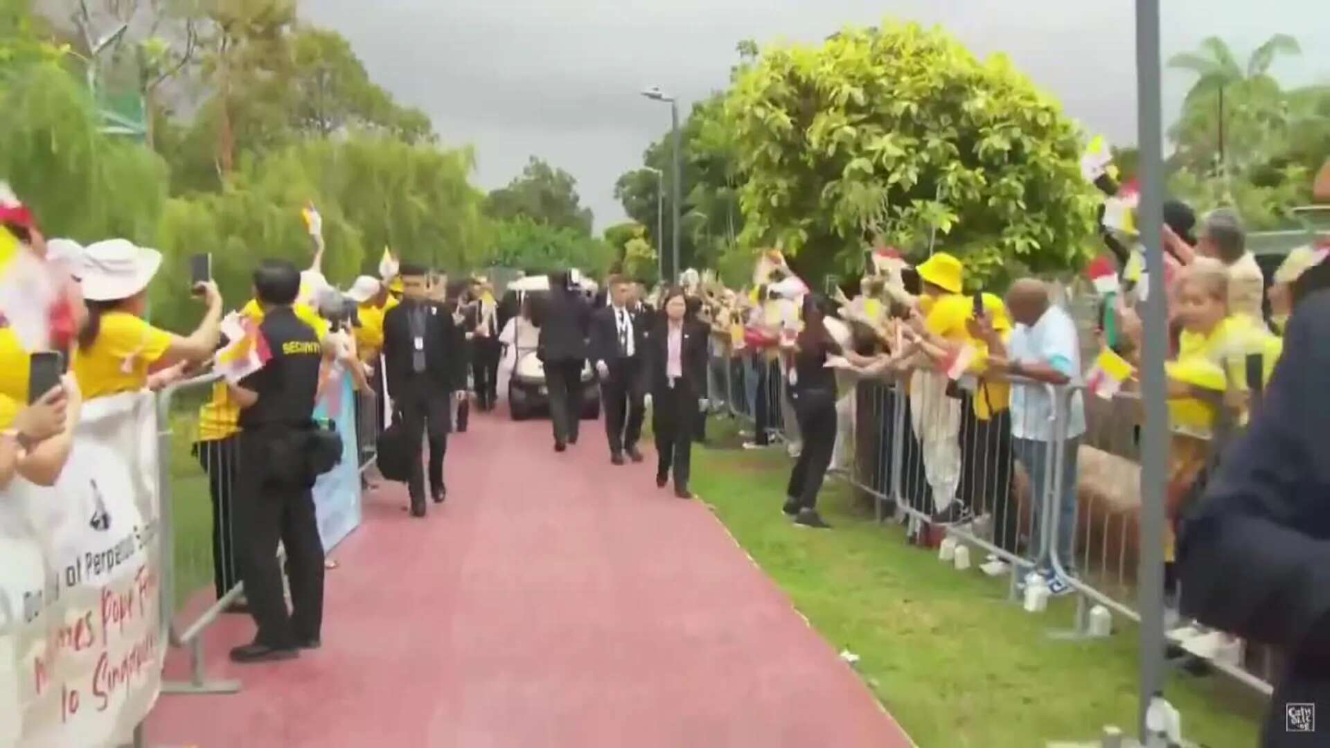 Cientos de fieles reciben al papa a su llegada a Singapur