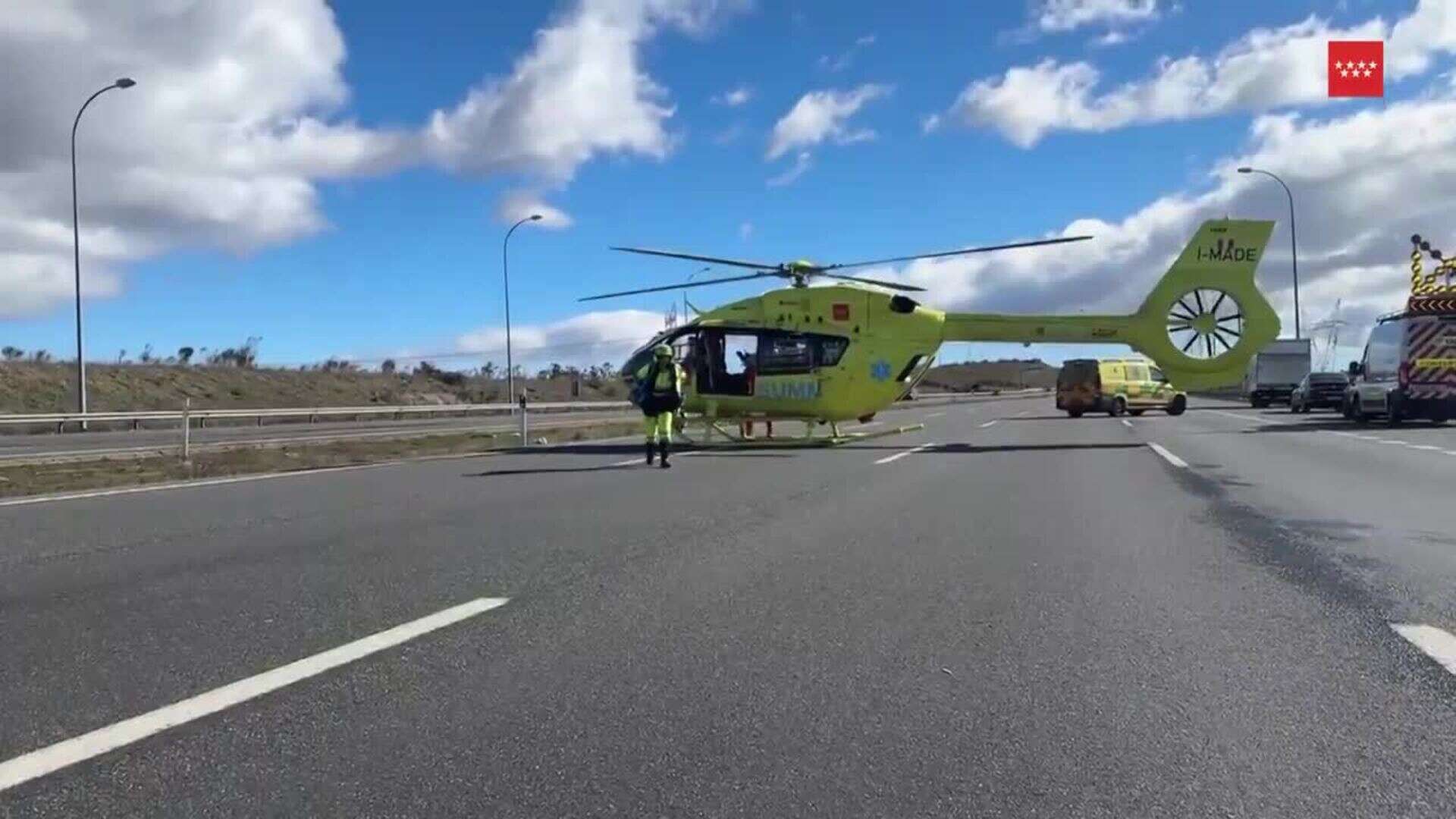 Muere un conductor al colisionar con un camión en la M-50 y quedar atrapado en su coche