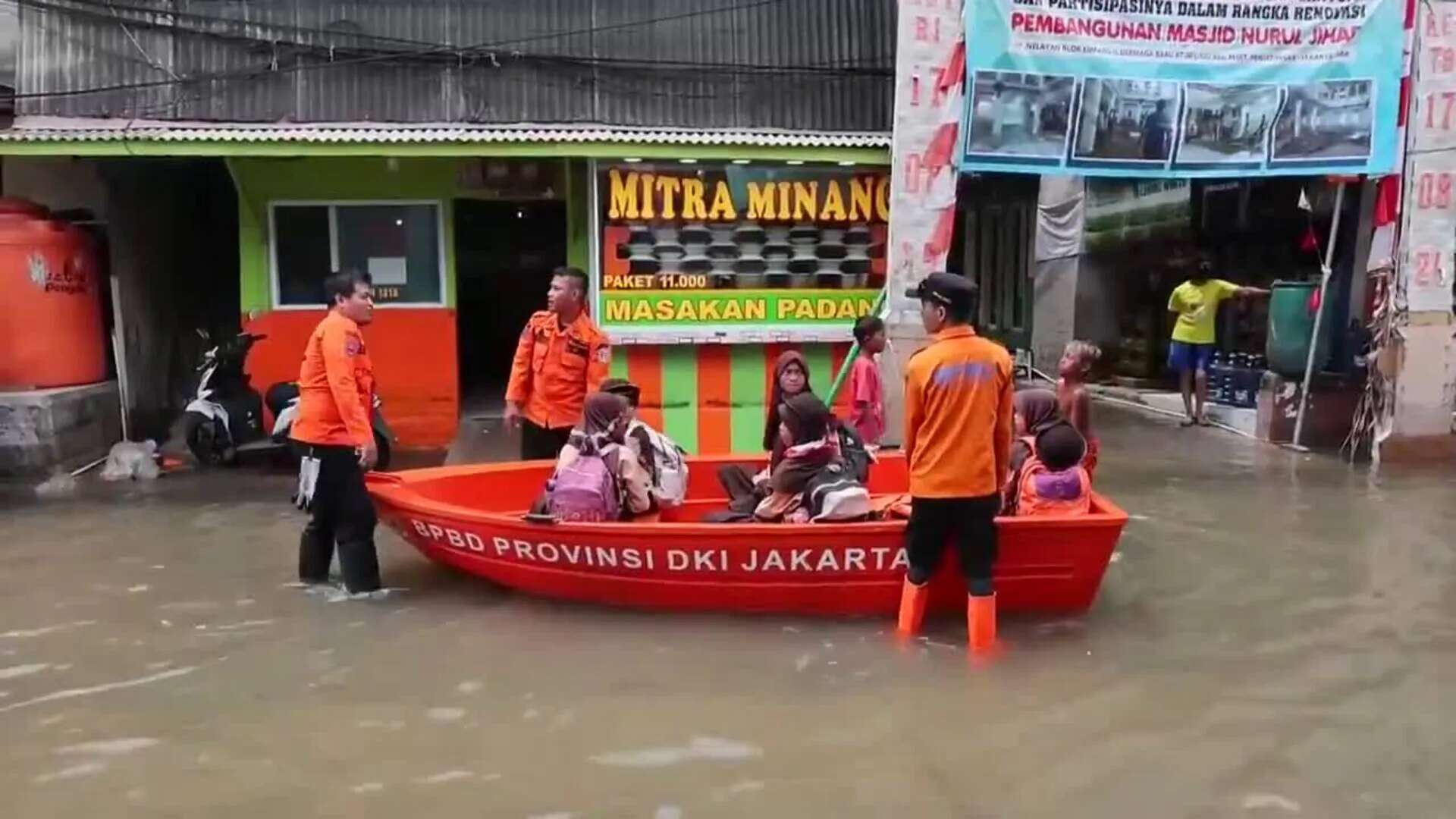 Algunas zonas del norte de Yakarta sufren inundaciones por la marea alta