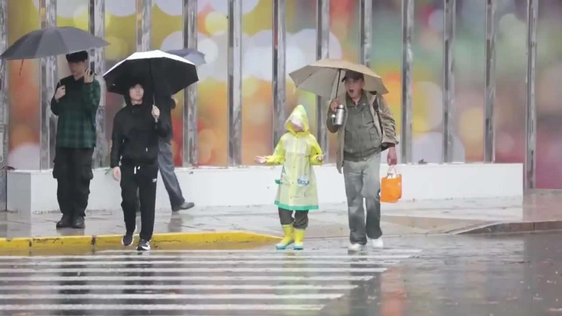 El paso del tifón Kong-rey deja fuertes lluvias a su paso por Shanghái