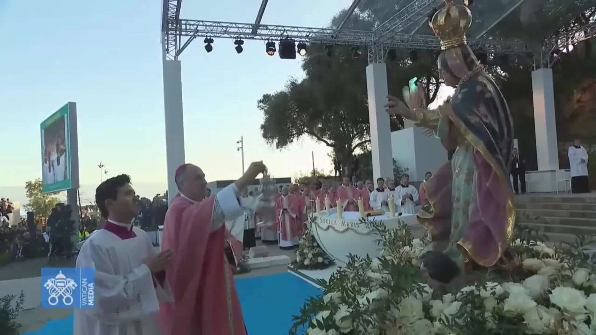 El papa concluye su visita a Córcega con una misa con miles de personas en Ajaccio